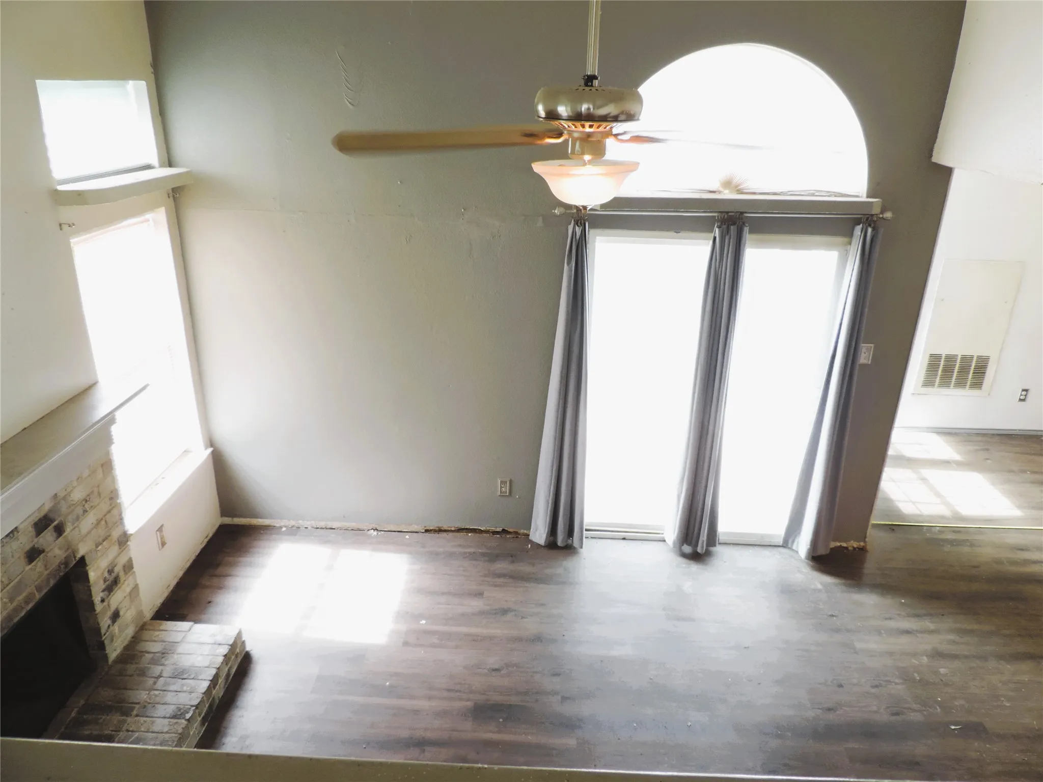 Single Family Residence For Sale in Tarrant County , 6825 W Driffield Court, North Richland Hills, Texas 76182, 3 Bedroom, 2 Bathroom, 2 Garage spaces, 1,442 Sqft, built in 1987, mls#21399376, Real Estate Agent in North Richland Hills, Homes For Sale in Tarrant county, Homes For Sale in North Richland Hills, Realtor in North Richland Hills Texas, Real Estate Brokerage Independent Realty Texas, Luminita Cordes Realtor