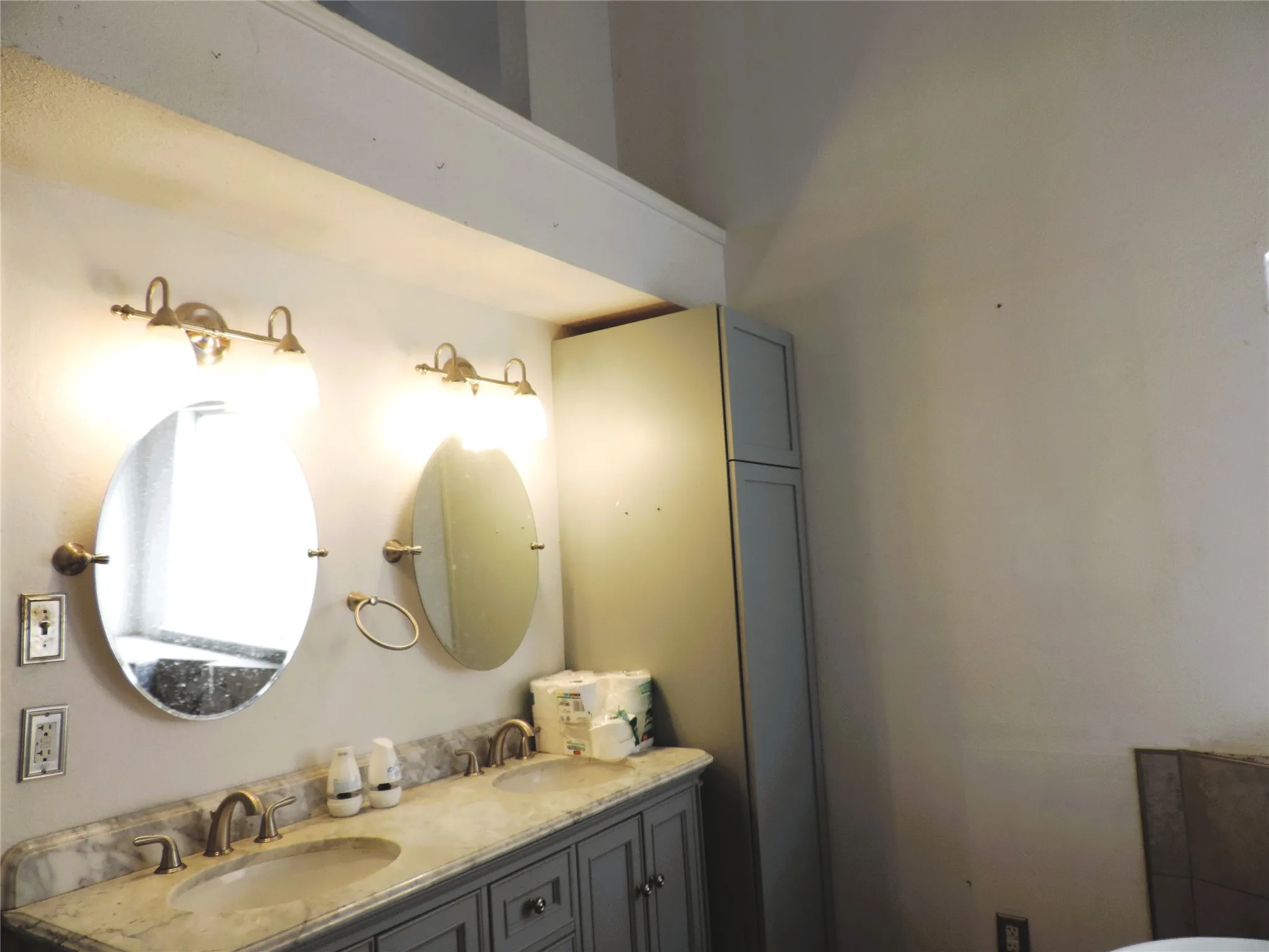 Single Family Residence For Sale in Tarrant County , 6825 W Driffield Court, North Richland Hills, Texas 76182, 3 Bedroom, 2 Bathroom, 2 Garage spaces, 1,442 Sqft, built in 1987, mls#21399376, Real Estate Agent in North Richland Hills, Homes For Sale in Tarrant county, Homes For Sale in North Richland Hills, Realtor in North Richland Hills Texas, Real Estate Brokerage Independent Realty Texas, Luminita Cordes Realtor