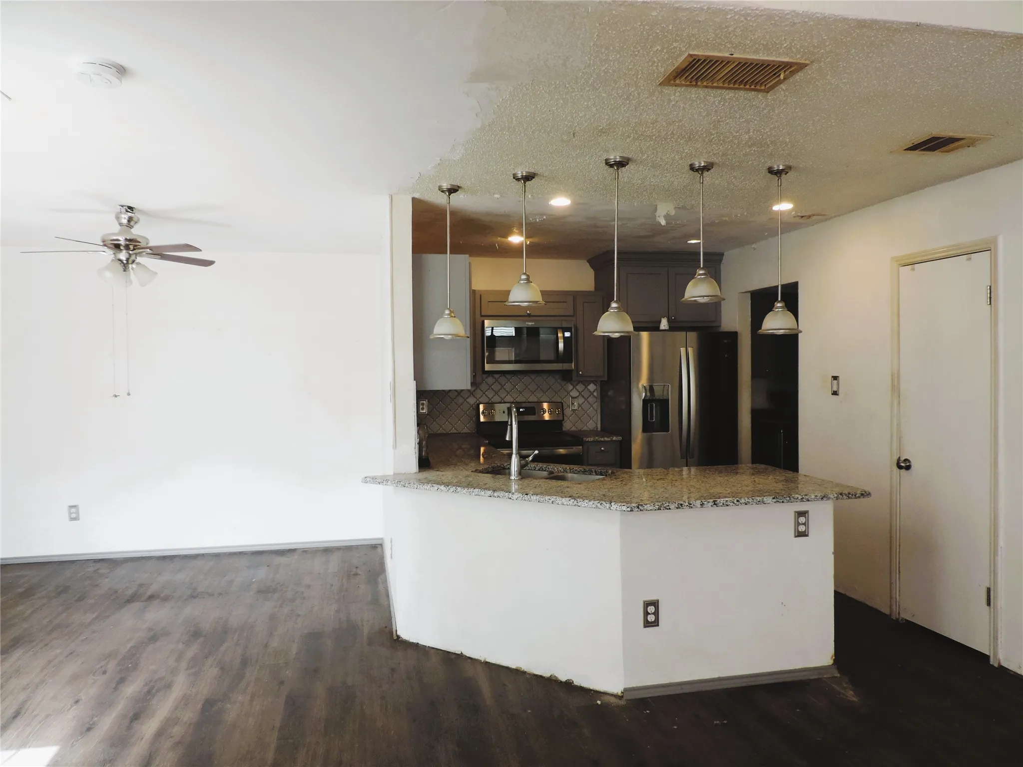Single Family Residence For Sale in Tarrant County , 6825 W Driffield Court, North Richland Hills, Texas 76182, 3 Bedroom, 2 Bathroom, 2 Garage spaces, 1,442 Sqft, built in 1987, mls#21399376, Real Estate Agent in North Richland Hills, Homes For Sale in Tarrant county, Homes For Sale in North Richland Hills, Realtor in North Richland Hills Texas, Real Estate Brokerage Independent Realty Texas, Luminita Cordes Realtor