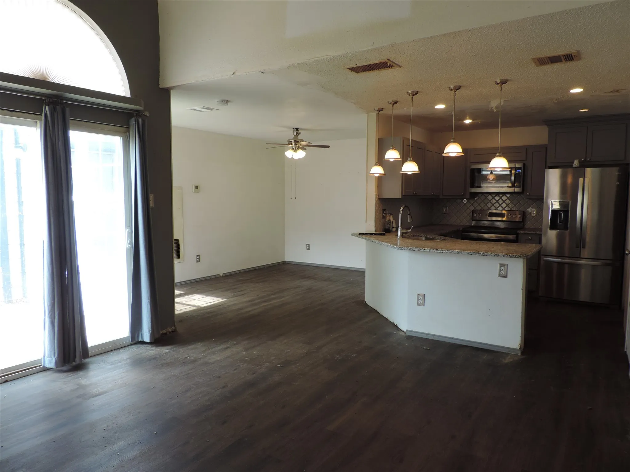 Single Family Residence For Sale in Tarrant County , 6825 W Driffield Court, North Richland Hills, Texas 76182, 3 Bedroom, 2 Bathroom, 2 Garage spaces, 1,442 Sqft, built in 1987, mls#21399376, Real Estate Agent in North Richland Hills, Homes For Sale in Tarrant county, Homes For Sale in North Richland Hills, Realtor in North Richland Hills Texas, Real Estate Brokerage Independent Realty Texas, Luminita Cordes Realtor