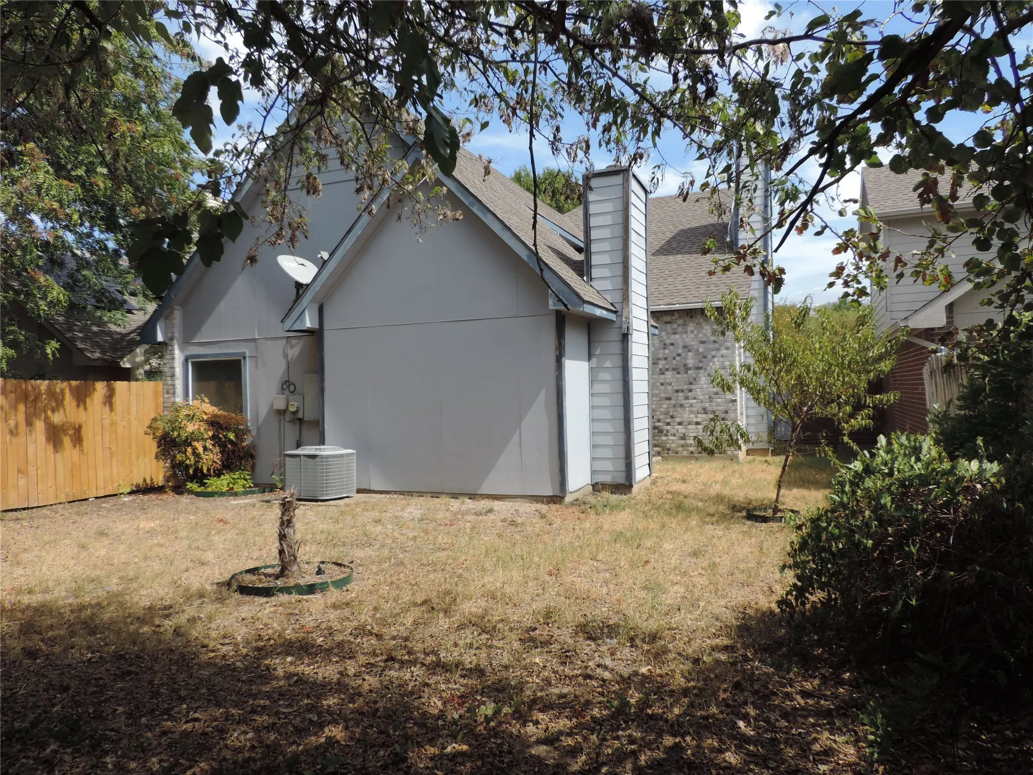 Single Family Residence For Sale in Tarrant County , 6825 W Driffield Court, North Richland Hills, Texas 76182, 3 Bedroom, 2 Bathroom, 2 Garage spaces, 1,442 Sqft, built in 1987, mls#21399376, Real Estate Agent in North Richland Hills, Homes For Sale in Tarrant county, Homes For Sale in North Richland Hills, Realtor in North Richland Hills Texas, Real Estate Brokerage Independent Realty Texas, Luminita Cordes Realtor