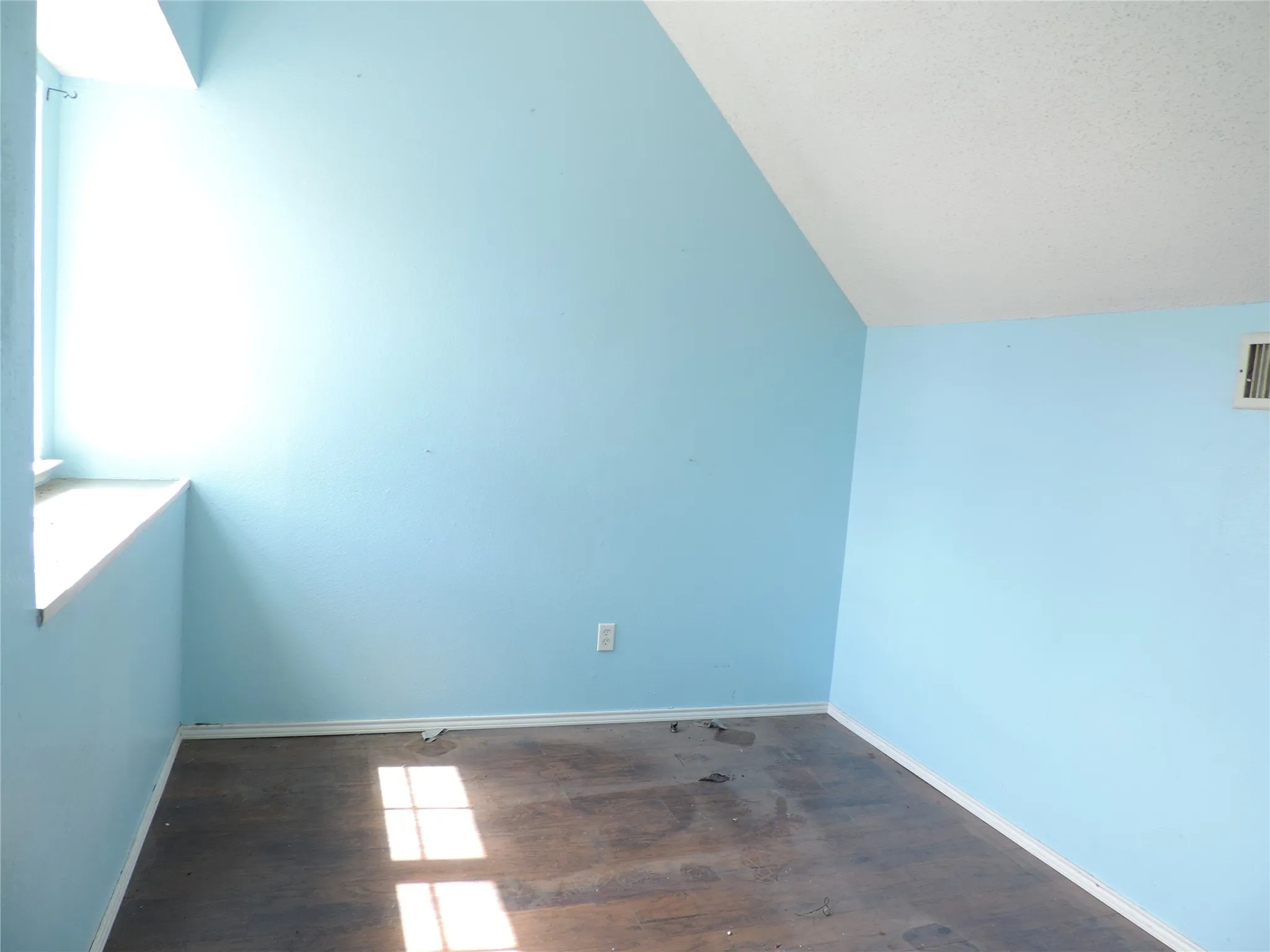 Single Family Residence For Sale in Tarrant County , 6825 W Driffield Court, North Richland Hills, Texas 76182, 3 Bedroom, 2 Bathroom, 2 Garage spaces, 1,442 Sqft, built in 1987, mls#21399376, Real Estate Agent in North Richland Hills, Homes For Sale in Tarrant county, Homes For Sale in North Richland Hills, Realtor in North Richland Hills Texas, Real Estate Brokerage Independent Realty Texas, Luminita Cordes Realtor