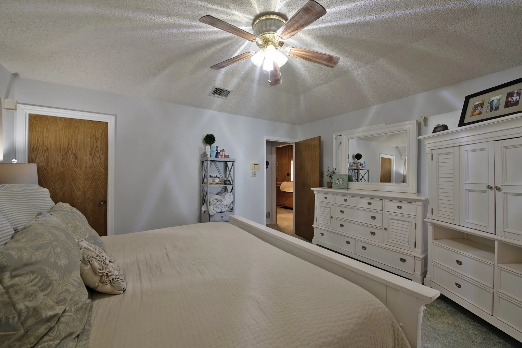Single Family Residence For Rent in Dallas County , 4709 Knollview Lane, Mesquite, Texas 75150, 4 Bedroom, 3 Bathroom, 2 Garage spaces, 2,292 Sqft, built in 1984, mls#21399744, Real Estate Agent in Mesquite, Homes For Rent in Dallas county, Homes For Rent in Mesquite, Realtor in Mesquite Texas, Real Estate Brokerage Independent Realty Texas, Luminita Cordes Realtor