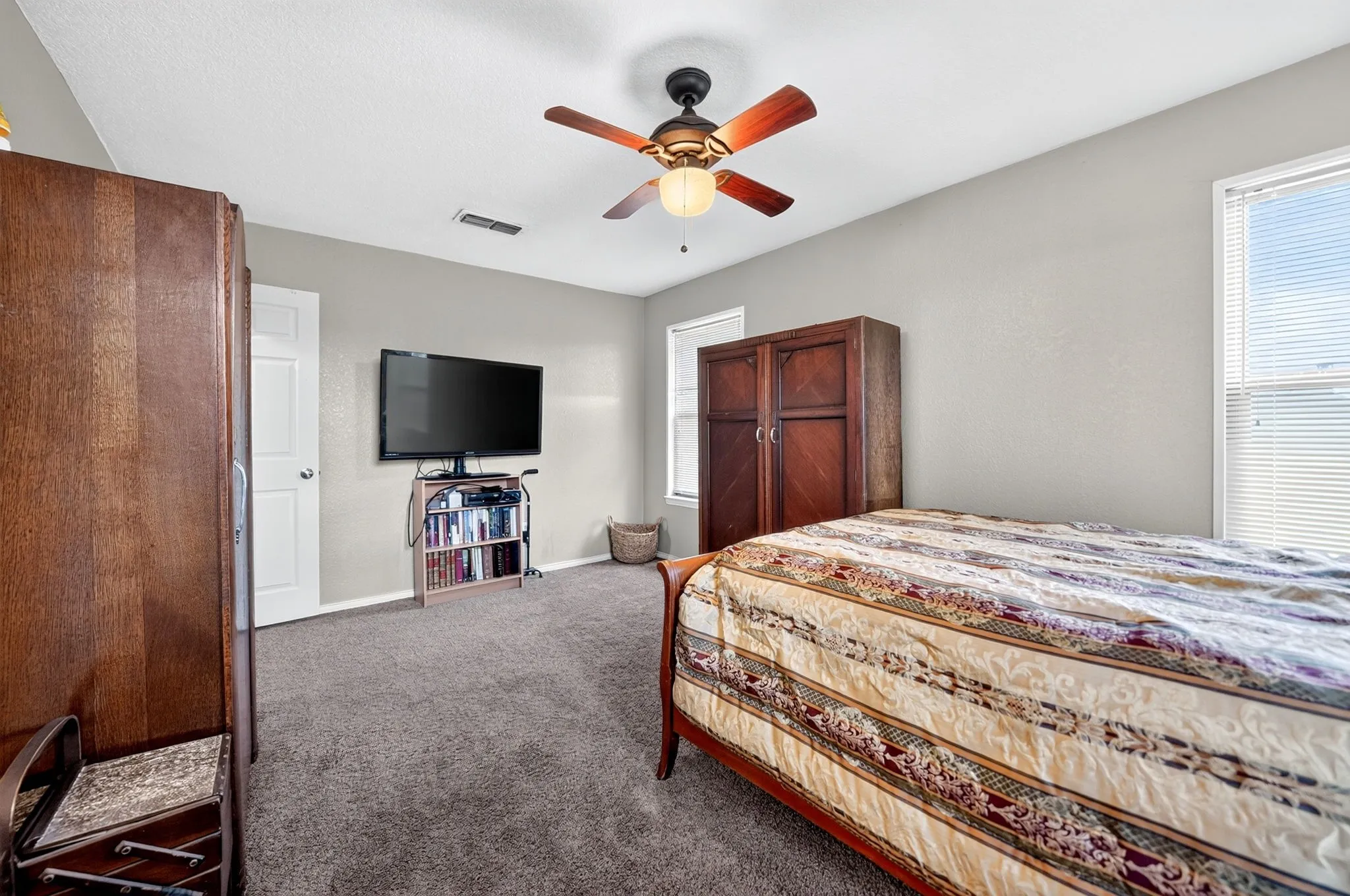 Single Family Residence For Sale in Kaufman County , 2104 Lajolla Drive, Kaufman, Texas 75142, 3 Bedroom, 3 Bathroom, 2 Garage spaces, 2,658 Sqft, built in 1983, mls#21394408, Real Estate Agent in Kaufman, Homes For Sale in Kaufman county, Homes For Sale in Kaufman, Realtor in Kaufman Texas, Real Estate Brokerage Independent Realty Texas, Luminita Cordes Realtor