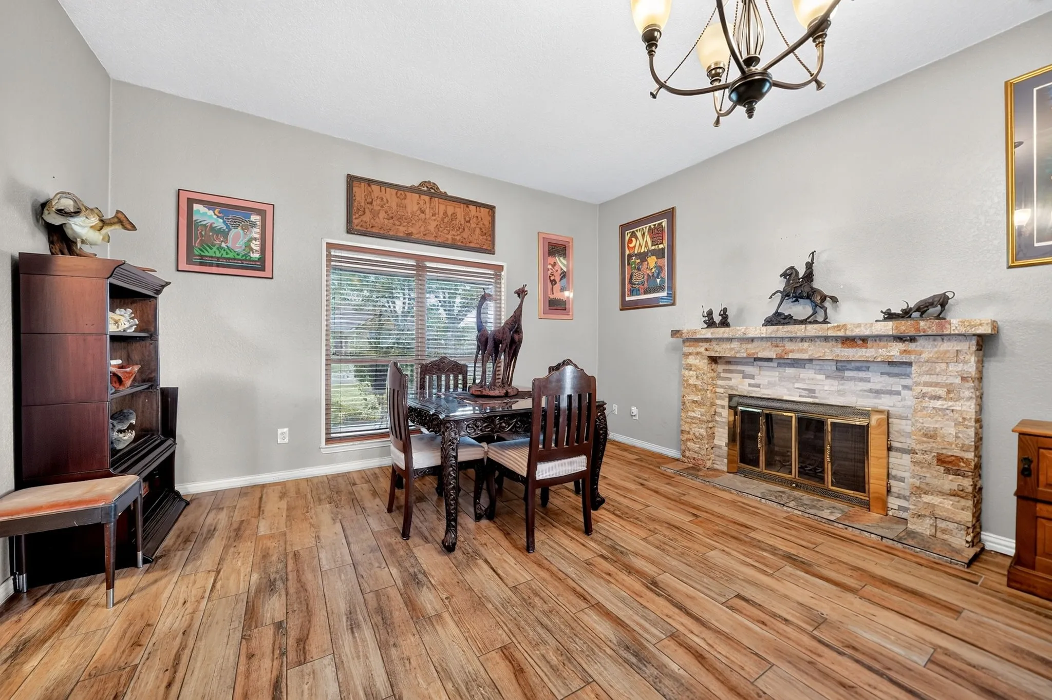 Single Family Residence For Sale in Kaufman County , 2104 Lajolla Drive, Kaufman, Texas 75142, 3 Bedroom, 3 Bathroom, 2 Garage spaces, 2,658 Sqft, built in 1983, mls#21394408, Real Estate Agent in Kaufman, Homes For Sale in Kaufman county, Homes For Sale in Kaufman, Realtor in Kaufman Texas, Real Estate Brokerage Independent Realty Texas, Luminita Cordes Realtor