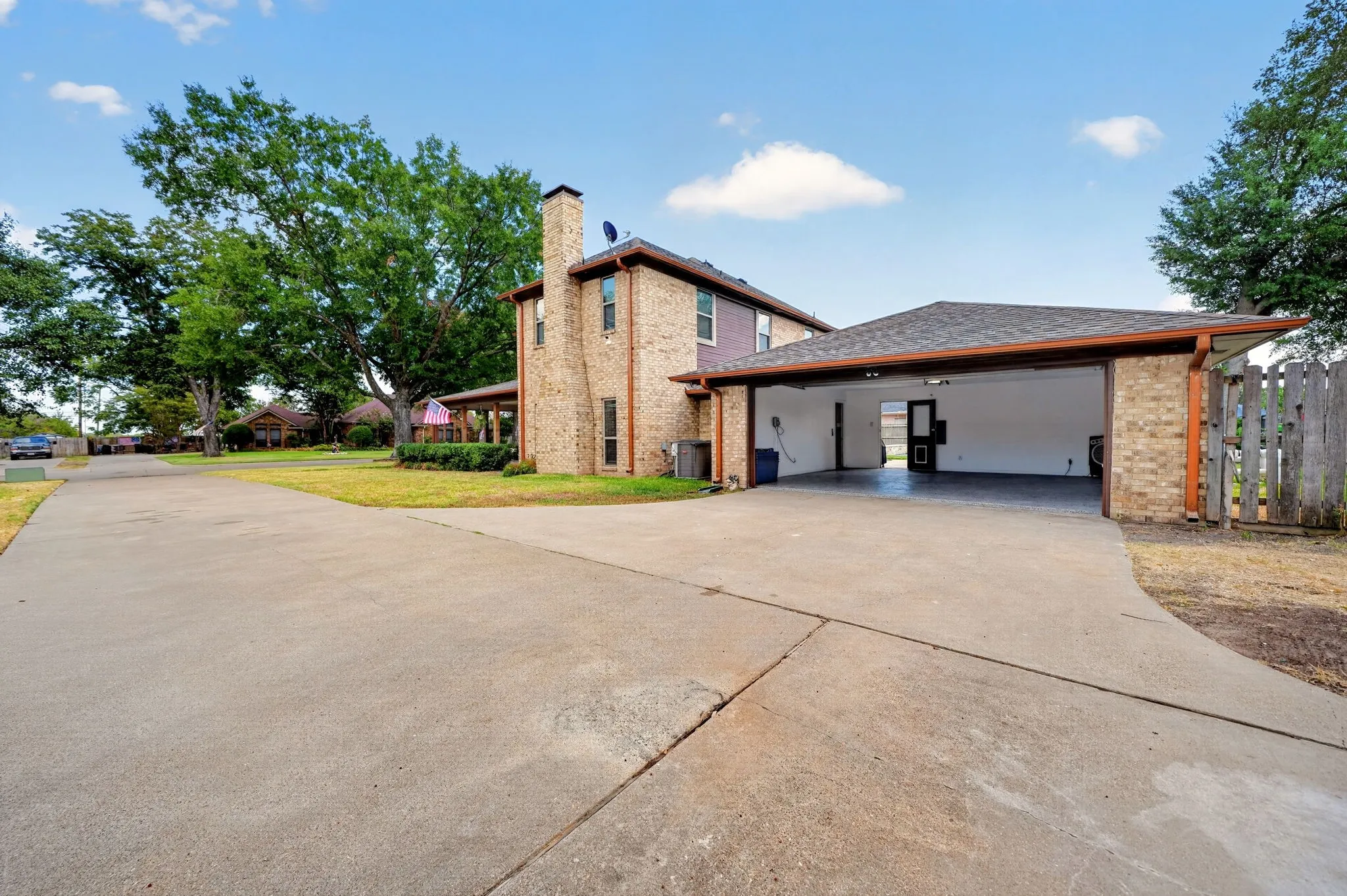 Single Family Residence For Sale in Kaufman County , 2104 Lajolla Drive, Kaufman, Texas 75142, 3 Bedroom, 3 Bathroom, 2 Garage spaces, 2,658 Sqft, built in 1983, mls#21394408, Real Estate Agent in Kaufman, Homes For Sale in Kaufman county, Homes For Sale in Kaufman, Realtor in Kaufman Texas, Real Estate Brokerage Independent Realty Texas, Luminita Cordes Realtor