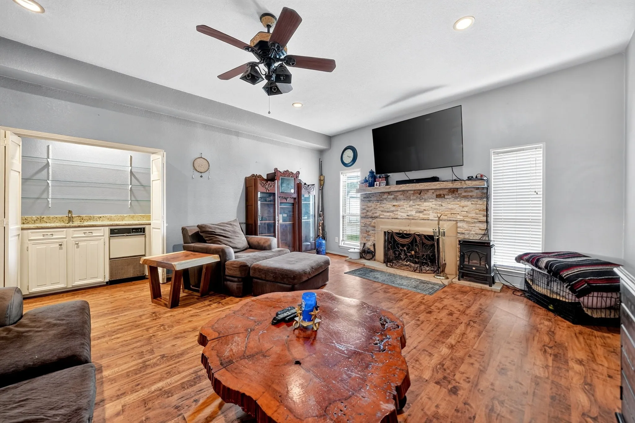 Single Family Residence For Sale in Kaufman County , 2104 Lajolla Drive, Kaufman, Texas 75142, 3 Bedroom, 3 Bathroom, 2 Garage spaces, 2,658 Sqft, built in 1983, mls#21394408, Real Estate Agent in Kaufman, Homes For Sale in Kaufman county, Homes For Sale in Kaufman, Realtor in Kaufman Texas, Real Estate Brokerage Independent Realty Texas, Luminita Cordes Realtor