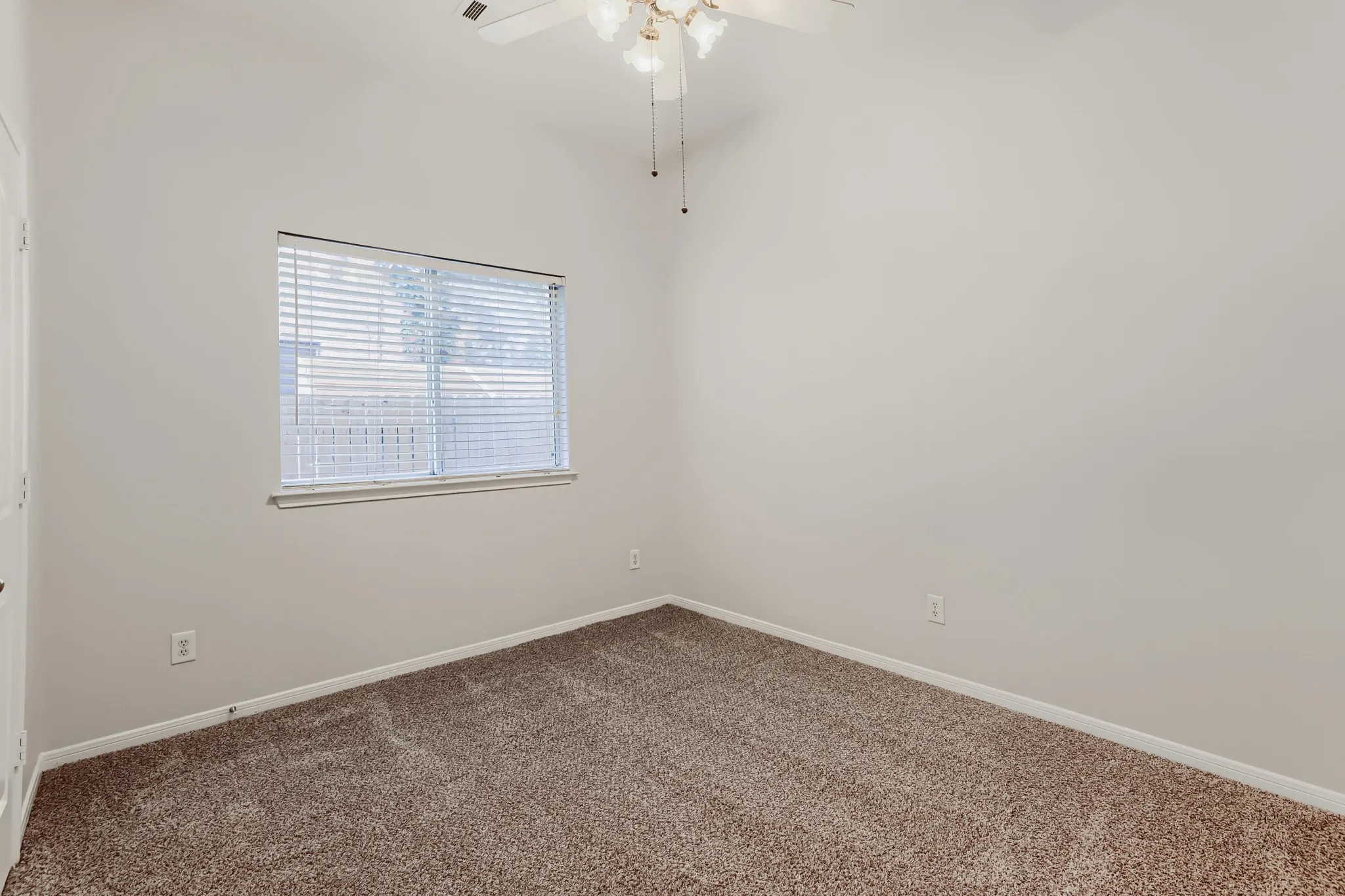 Single Family Residence For Sale in Collin County , 3328 Woodbluff Lane, Mc Kinney, Texas 75071, 3 Bedroom, 2 Bathroom, 2 Garage spaces, 1,686 Sqft, built in 1998, mls#21394618, Real Estate Agent in Mc Kinney, Homes For Sale in Collin county, Homes For Sale in Mc Kinney, Realtor in Mc Kinney Texas, Real Estate Brokerage Independent Realty Texas, Luminita Cordes Realtor