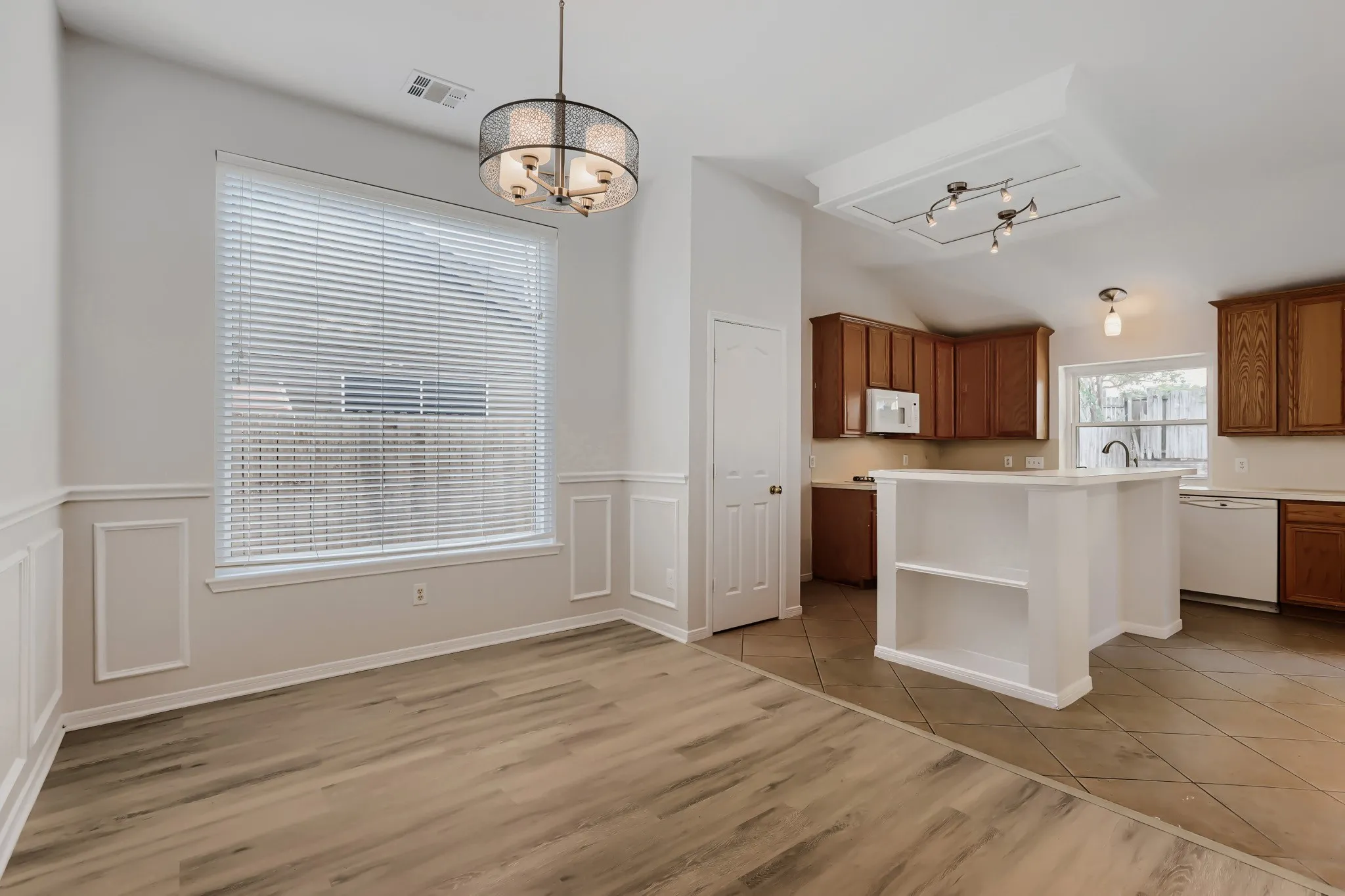 Single Family Residence For Sale in Collin County , 3328 Woodbluff Lane, Mc Kinney, Texas 75071, 3 Bedroom, 2 Bathroom, 2 Garage spaces, 1,686 Sqft, built in 1998, mls#21394618, Real Estate Agent in Mc Kinney, Homes For Sale in Collin county, Homes For Sale in Mc Kinney, Realtor in Mc Kinney Texas, Real Estate Brokerage Independent Realty Texas, Luminita Cordes Realtor