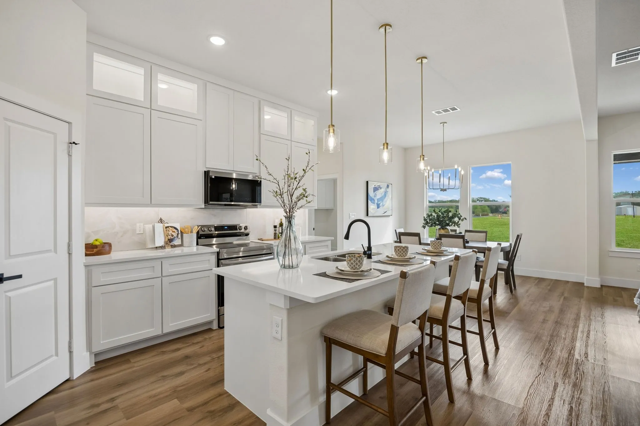 Here you can see the kitchen and breakfast area