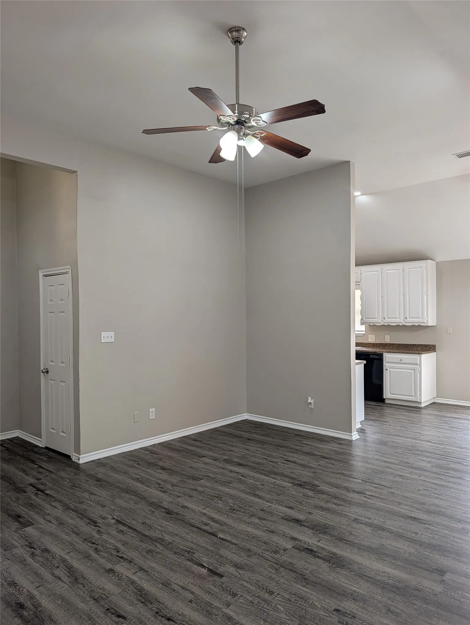 Single Family Residence For Rent in Tarrant County , 4901 Dax Drive, Fort Worth, Texas 76135, 3 Bedroom, 2 Bathroom, 2 Garage spaces, 1,545 Sqft, built in 1987, mls#21399771, Real Estate Agent in Fort Worth, Homes For Rent in Tarrant county, Homes For Rent in Fort Worth, Realtor in Fort Worth Texas, Real Estate Brokerage Independent Realty Texas, Luminita Cordes Realtor