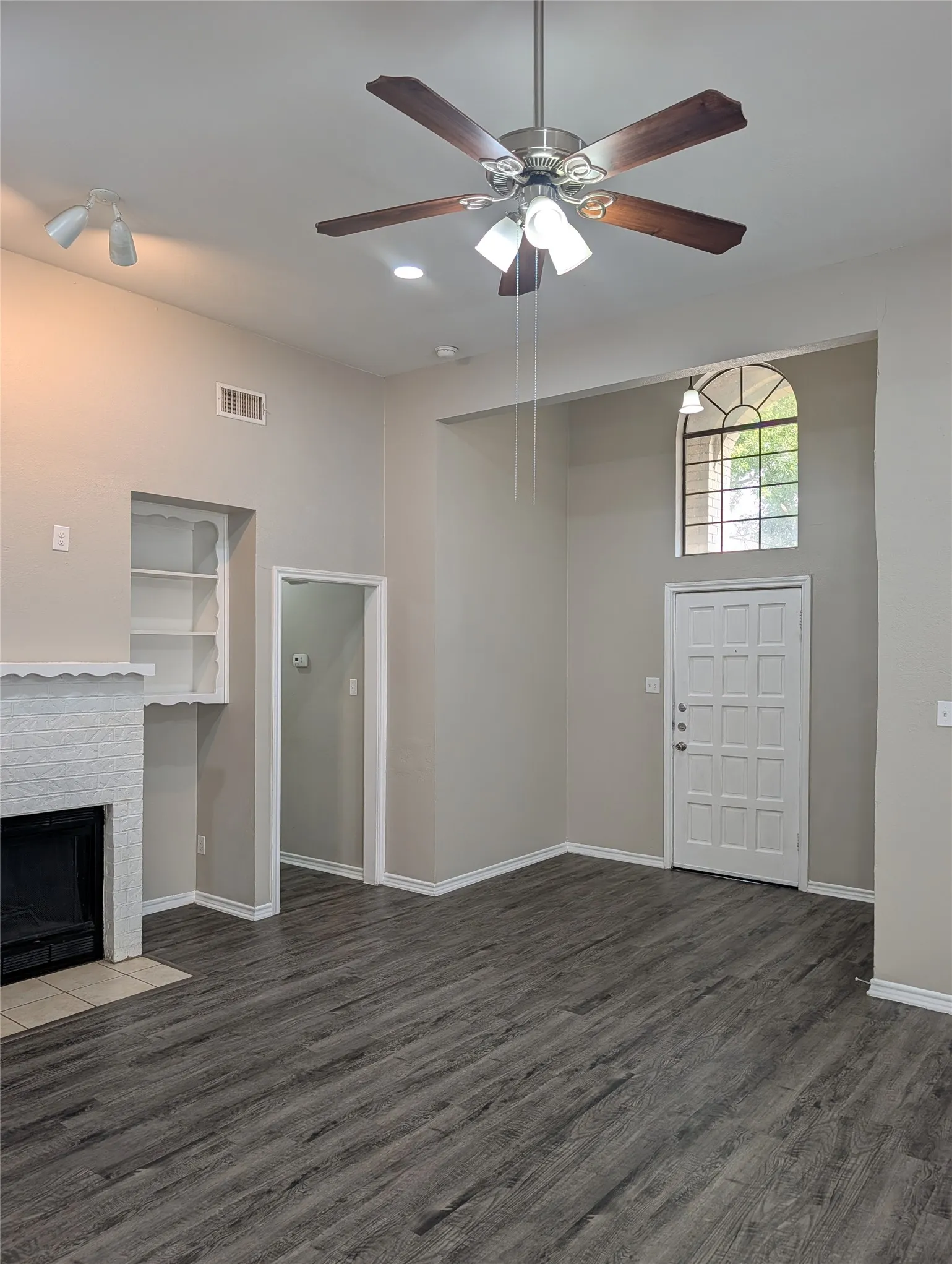 Single Family Residence For Rent in Tarrant County , 4901 Dax Drive, Fort Worth, Texas 76135, 3 Bedroom, 2 Bathroom, 2 Garage spaces, 1,545 Sqft, built in 1987, mls#21399771, Real Estate Agent in Fort Worth, Homes For Rent in Tarrant county, Homes For Rent in Fort Worth, Realtor in Fort Worth Texas, Real Estate Brokerage Independent Realty Texas, Luminita Cordes Realtor