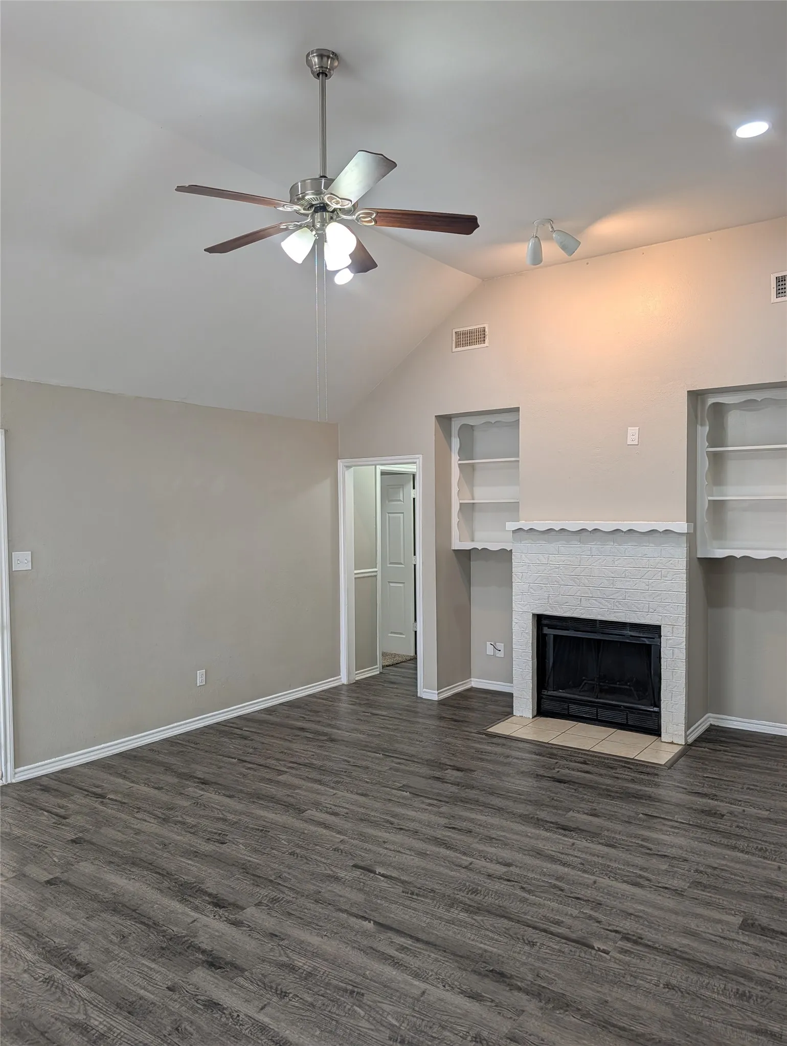 Single Family Residence For Rent in Tarrant County , 4901 Dax Drive, Fort Worth, Texas 76135, 3 Bedroom, 2 Bathroom, 2 Garage spaces, 1,545 Sqft, built in 1987, mls#21399771, Real Estate Agent in Fort Worth, Homes For Rent in Tarrant county, Homes For Rent in Fort Worth, Realtor in Fort Worth Texas, Real Estate Brokerage Independent Realty Texas, Luminita Cordes Realtor