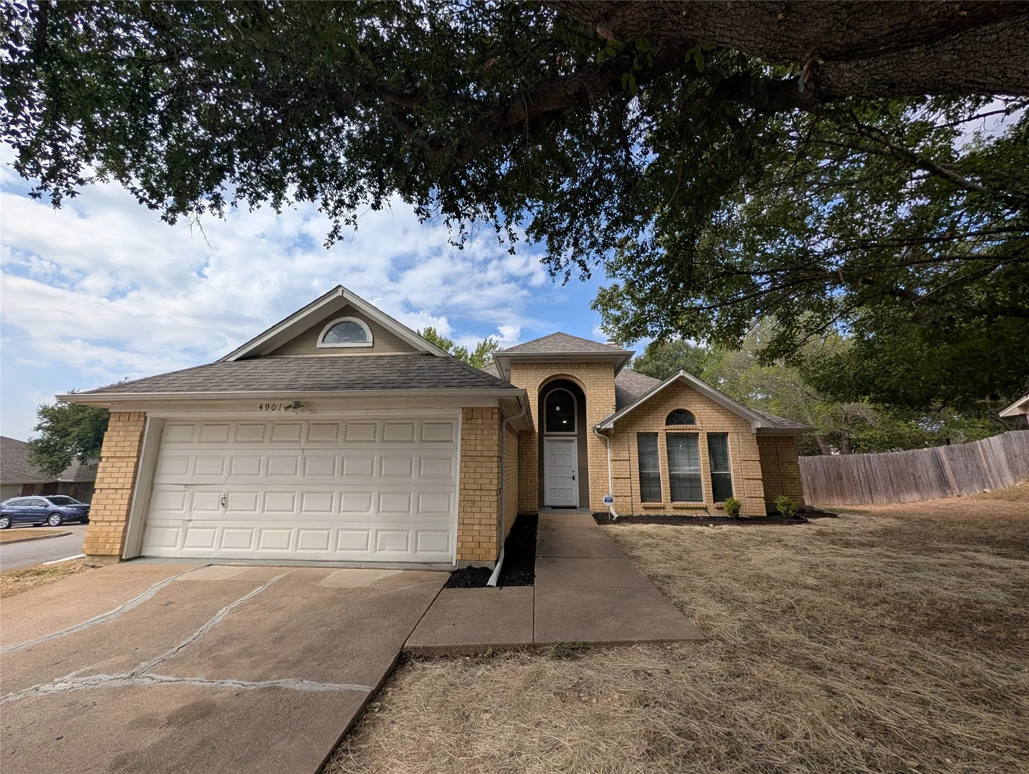 Single Family Residence For Rent in Tarrant County , 4901 Dax Drive, Fort Worth, Texas 76135, 3 Bedroom, 2 Bathroom, 2 Garage spaces, 1,545 Sqft, built in 1987, mls#21399771, Real Estate Agent in Fort Worth, Homes For Rent in Tarrant county, Homes For Rent in Fort Worth, Realtor in Fort Worth Texas, Real Estate Brokerage Independent Realty Texas, Luminita Cordes Realtor