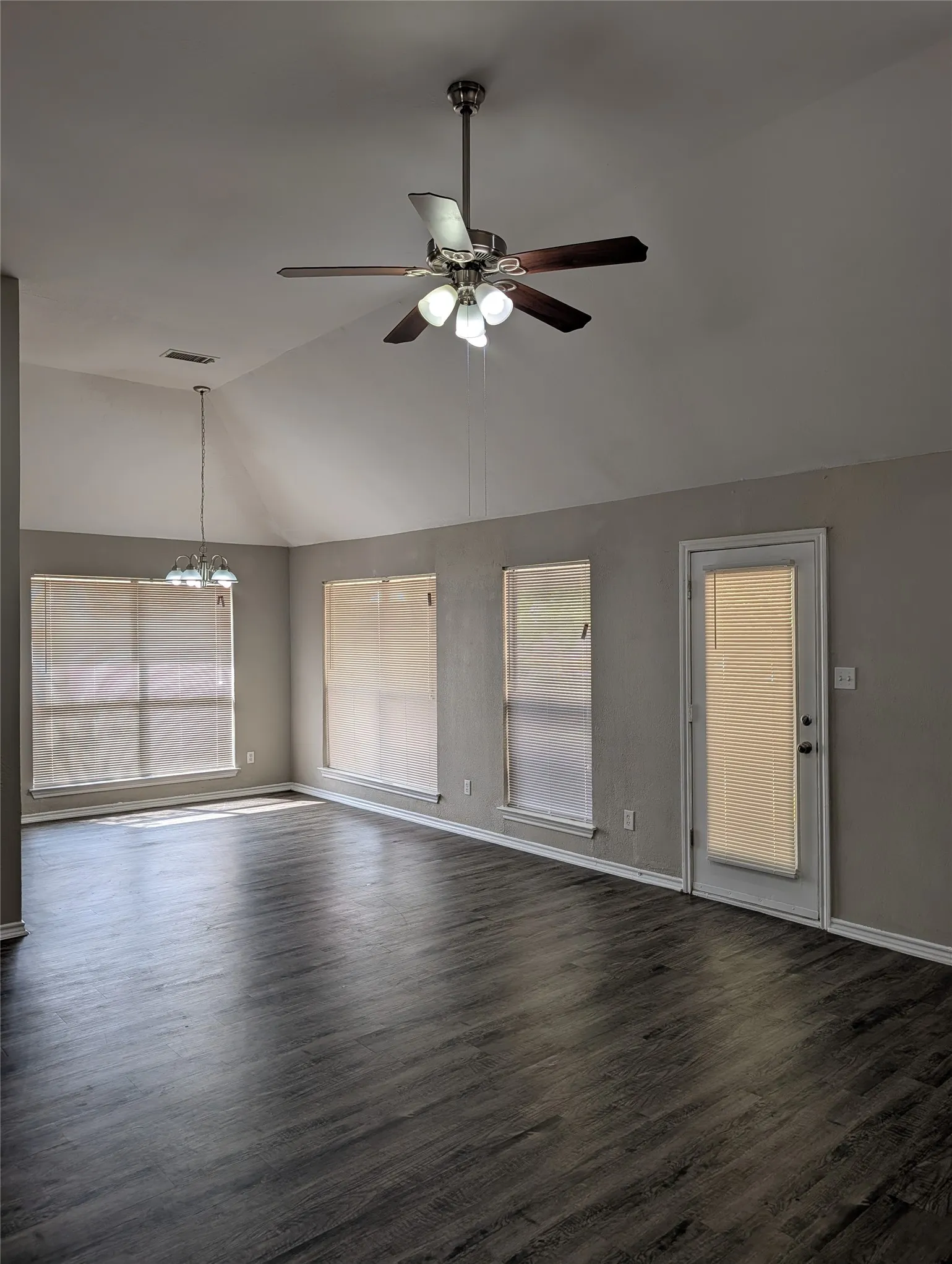 Single Family Residence For Rent in Tarrant County , 4901 Dax Drive, Fort Worth, Texas 76135, 3 Bedroom, 2 Bathroom, 2 Garage spaces, 1,545 Sqft, built in 1987, mls#21399771, Real Estate Agent in Fort Worth, Homes For Rent in Tarrant county, Homes For Rent in Fort Worth, Realtor in Fort Worth Texas, Real Estate Brokerage Independent Realty Texas, Luminita Cordes Realtor
