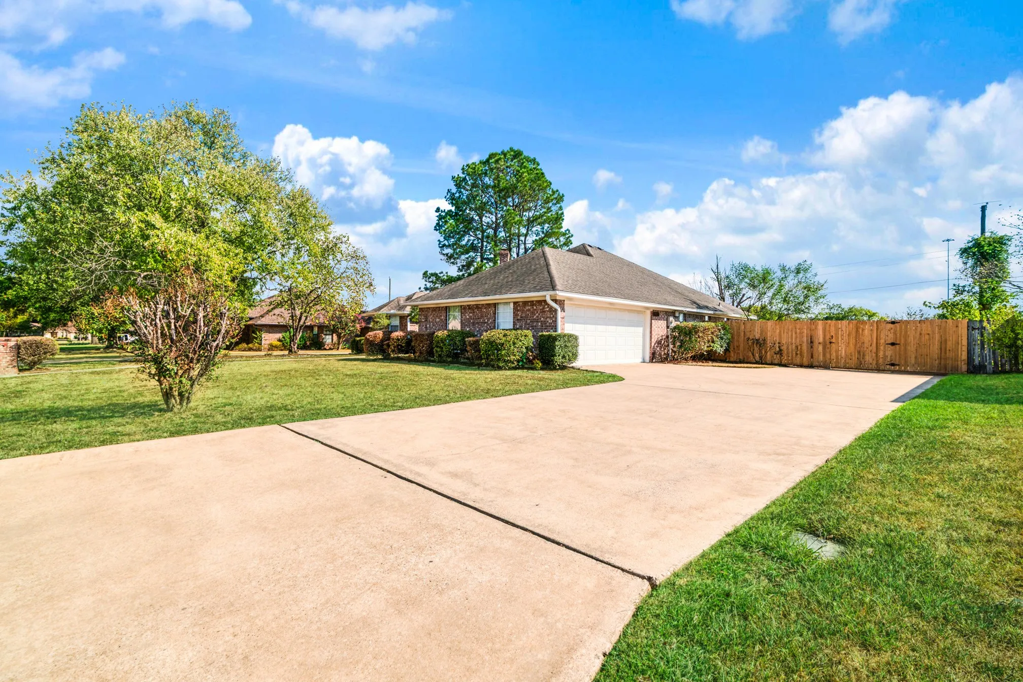 Single Family Residence For Sale in Lamar County , 4010 Misty Lane, Paris, Texas 75462, 3 Bedroom, 3 Bathroom, 2 Garage spaces, 2,604 Sqft, built in 1995, mls#21398612, Real Estate Agent in Paris, Homes For Sale in Lamar county, Homes For Sale in Paris, Realtor in Paris Texas, Real Estate Brokerage Independent Realty Texas, Luminita Cordes Realtor