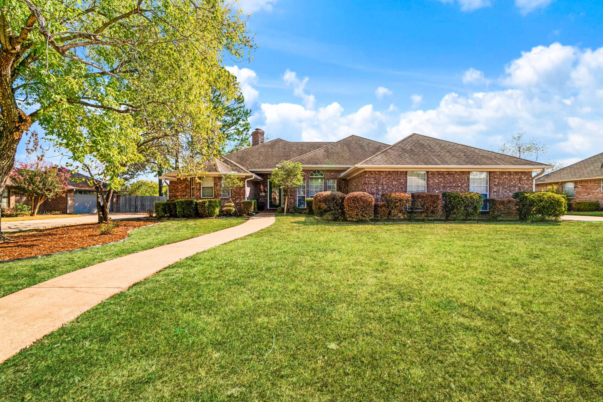 Single Family Residence For Sale in Lamar County , 4010 Misty Lane, Paris, Texas 75462, 3 Bedroom, 3 Bathroom, 2 Garage spaces, 2,604 Sqft, built in 1995, mls#21398612, Real Estate Agent in Paris, Homes For Sale in Lamar county, Homes For Sale in Paris, Realtor in Paris Texas, Real Estate Brokerage Independent Realty Texas, Luminita Cordes Realtor