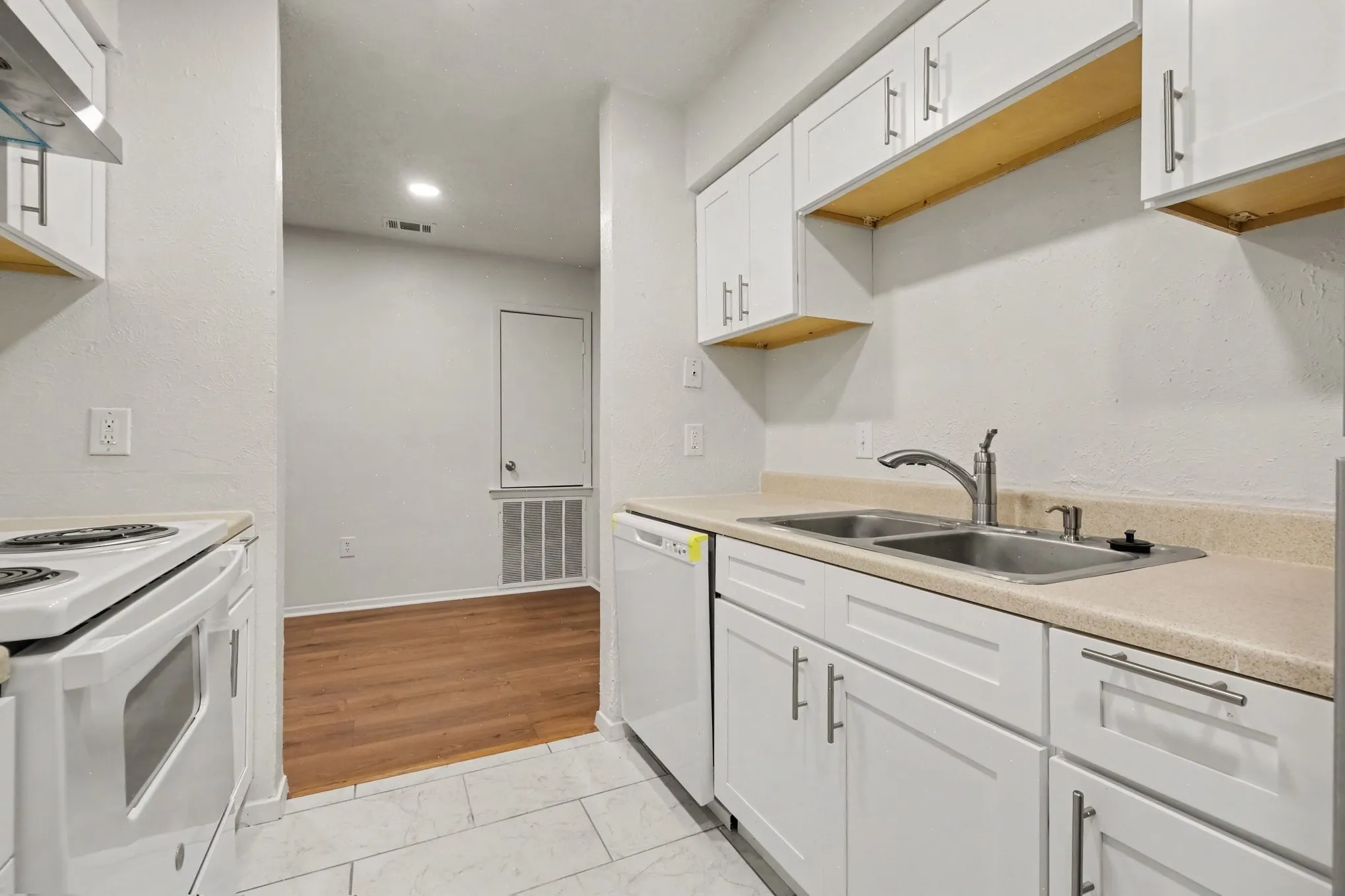 Condominium For Sale in Dallas County , 9696 Walnut Street 502, Dallas, Texas 75243, 2 Bedroom, 2 Bathroom, 2 Garage spaces, 1,003 Sqft, built in 1981, mls#21398954, Real Estate Agent in Dallas, Homes For Sale in Dallas county, Homes For Sale in Dallas, Realtor in Dallas Texas, Real Estate Brokerage Independent Realty Texas, Luminita Cordes Realtor