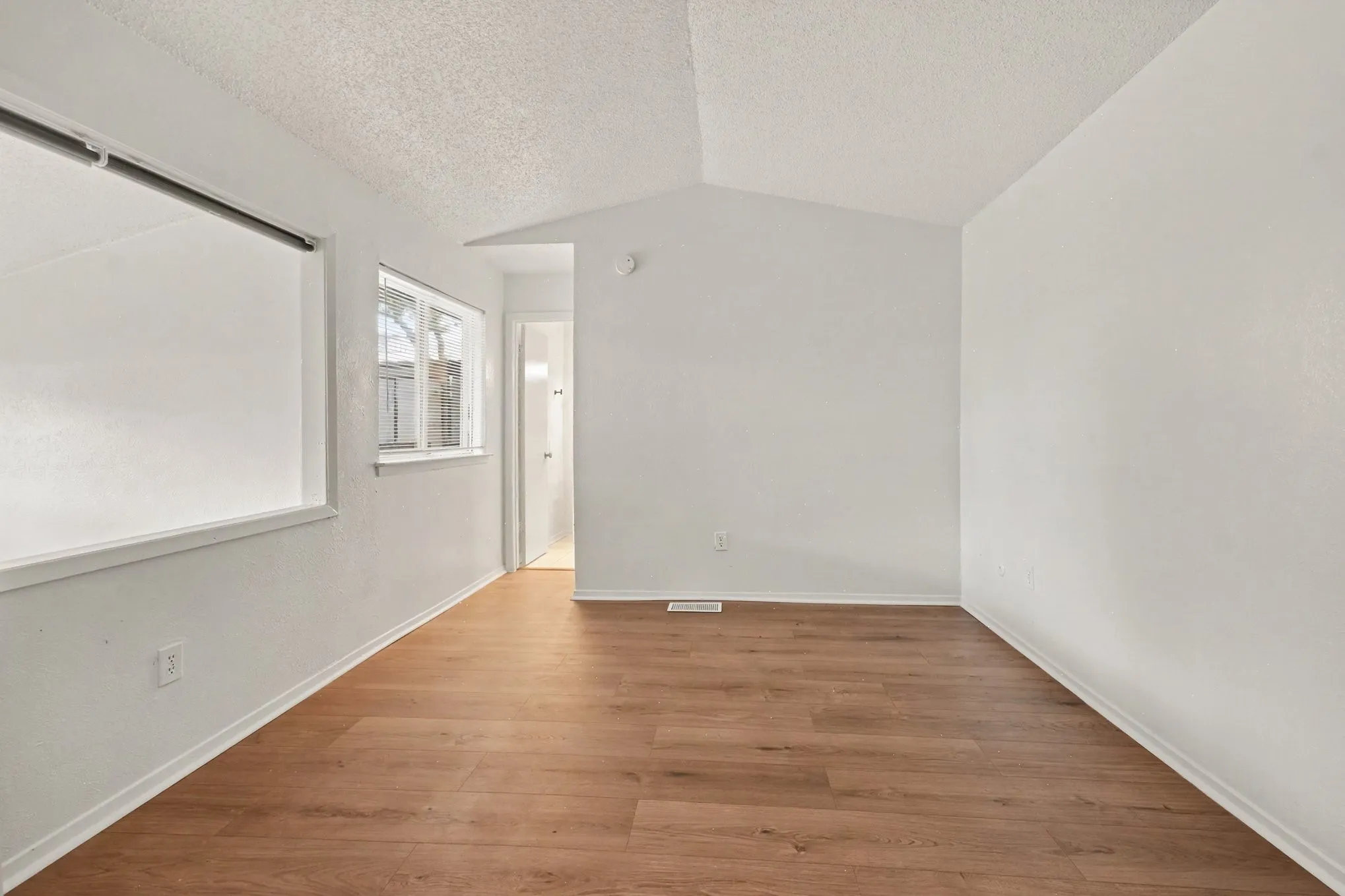 Condominium For Sale in Dallas County , 9696 Walnut Street 502, Dallas, Texas 75243, 2 Bedroom, 2 Bathroom, 2 Garage spaces, 1,003 Sqft, built in 1981, mls#21398954, Real Estate Agent in Dallas, Homes For Sale in Dallas county, Homes For Sale in Dallas, Realtor in Dallas Texas, Real Estate Brokerage Independent Realty Texas, Luminita Cordes Realtor