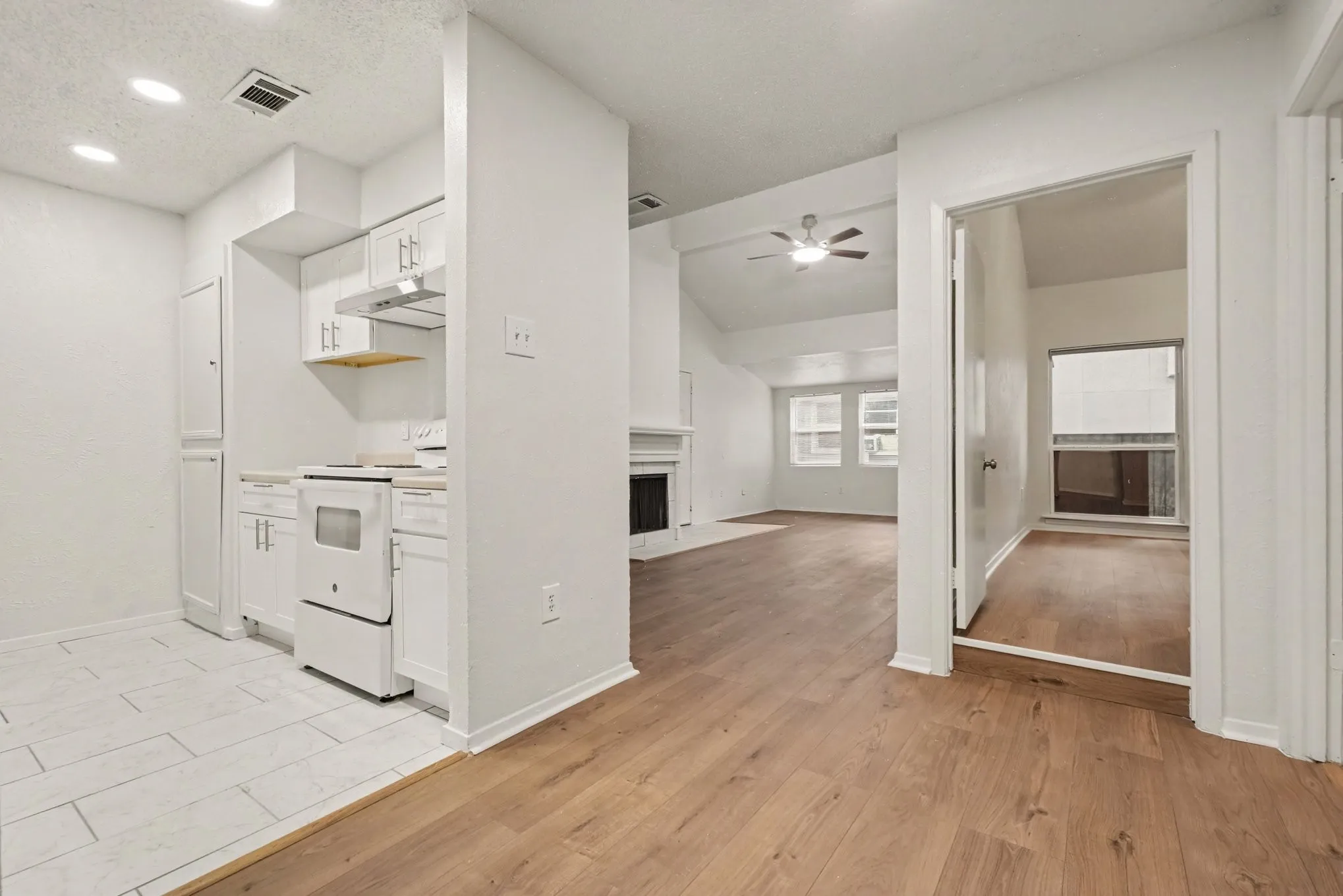 Condominium For Sale in Dallas County , 9696 Walnut Street 502, Dallas, Texas 75243, 2 Bedroom, 2 Bathroom, 2 Garage spaces, 1,003 Sqft, built in 1981, mls#21398954, Real Estate Agent in Dallas, Homes For Sale in Dallas county, Homes For Sale in Dallas, Realtor in Dallas Texas, Real Estate Brokerage Independent Realty Texas, Luminita Cordes Realtor