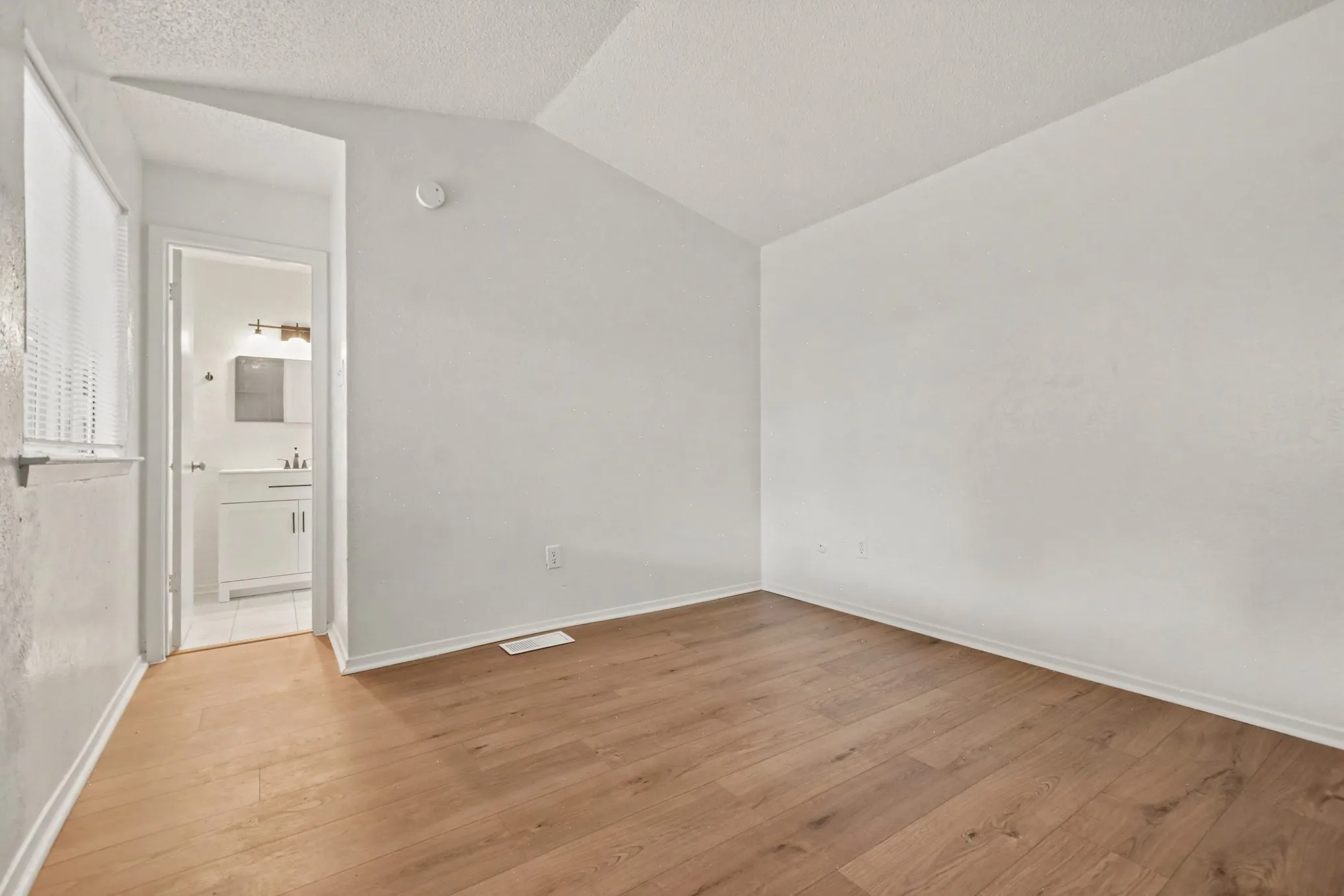 Condominium For Sale in Dallas County , 9696 Walnut Street 502, Dallas, Texas 75243, 2 Bedroom, 2 Bathroom, 2 Garage spaces, 1,003 Sqft, built in 1981, mls#21398954, Real Estate Agent in Dallas, Homes For Sale in Dallas county, Homes For Sale in Dallas, Realtor in Dallas Texas, Real Estate Brokerage Independent Realty Texas, Luminita Cordes Realtor