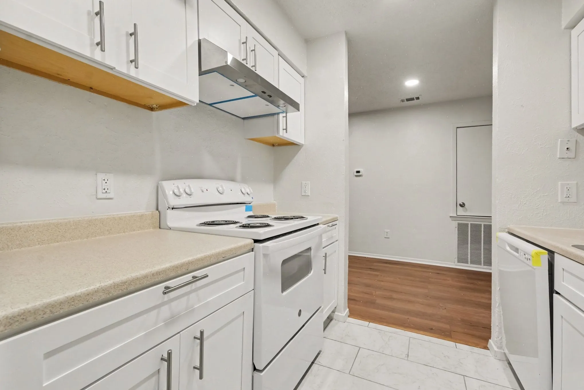 Condominium For Sale in Dallas County , 9696 Walnut Street 502, Dallas, Texas 75243, 2 Bedroom, 2 Bathroom, 2 Garage spaces, 1,003 Sqft, built in 1981, mls#21398954, Real Estate Agent in Dallas, Homes For Sale in Dallas county, Homes For Sale in Dallas, Realtor in Dallas Texas, Real Estate Brokerage Independent Realty Texas, Luminita Cordes Realtor