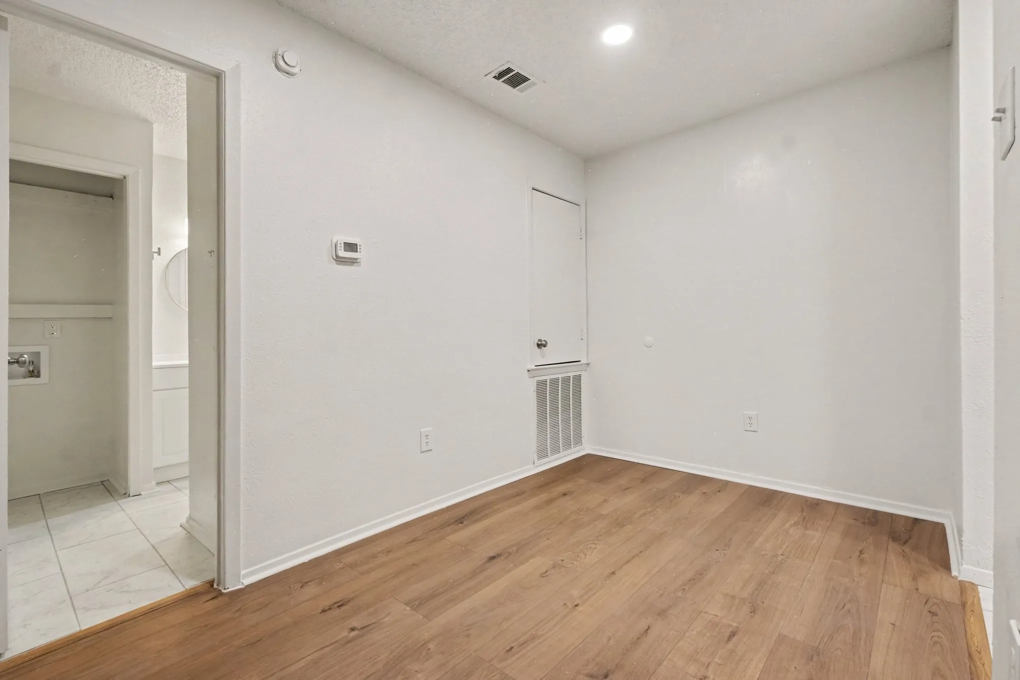 Condominium For Sale in Dallas County , 9696 Walnut Street 502, Dallas, Texas 75243, 2 Bedroom, 2 Bathroom, 2 Garage spaces, 1,003 Sqft, built in 1981, mls#21398954, Real Estate Agent in Dallas, Homes For Sale in Dallas county, Homes For Sale in Dallas, Realtor in Dallas Texas, Real Estate Brokerage Independent Realty Texas, Luminita Cordes Realtor