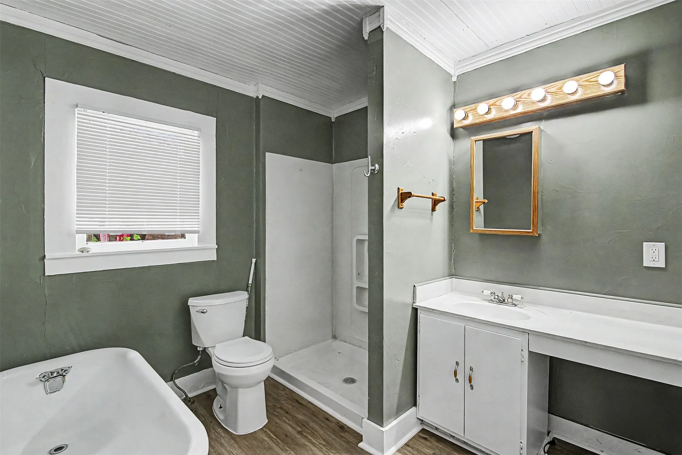 Single Family Residence For Rent in Johnson County , 109 Dallas Avenue A, Cleburne, Texas 76031, 2 Bedroom, 1 Bathroom, Garage spaces, 1,226 Sqft, built in 0, mls#21399690, Real Estate Agent in Cleburne, Homes For Rent in Johnson county, Homes For Rent in Cleburne, Realtor in Cleburne Texas, Real Estate Brokerage Independent Realty Texas, Luminita Cordes Realtor