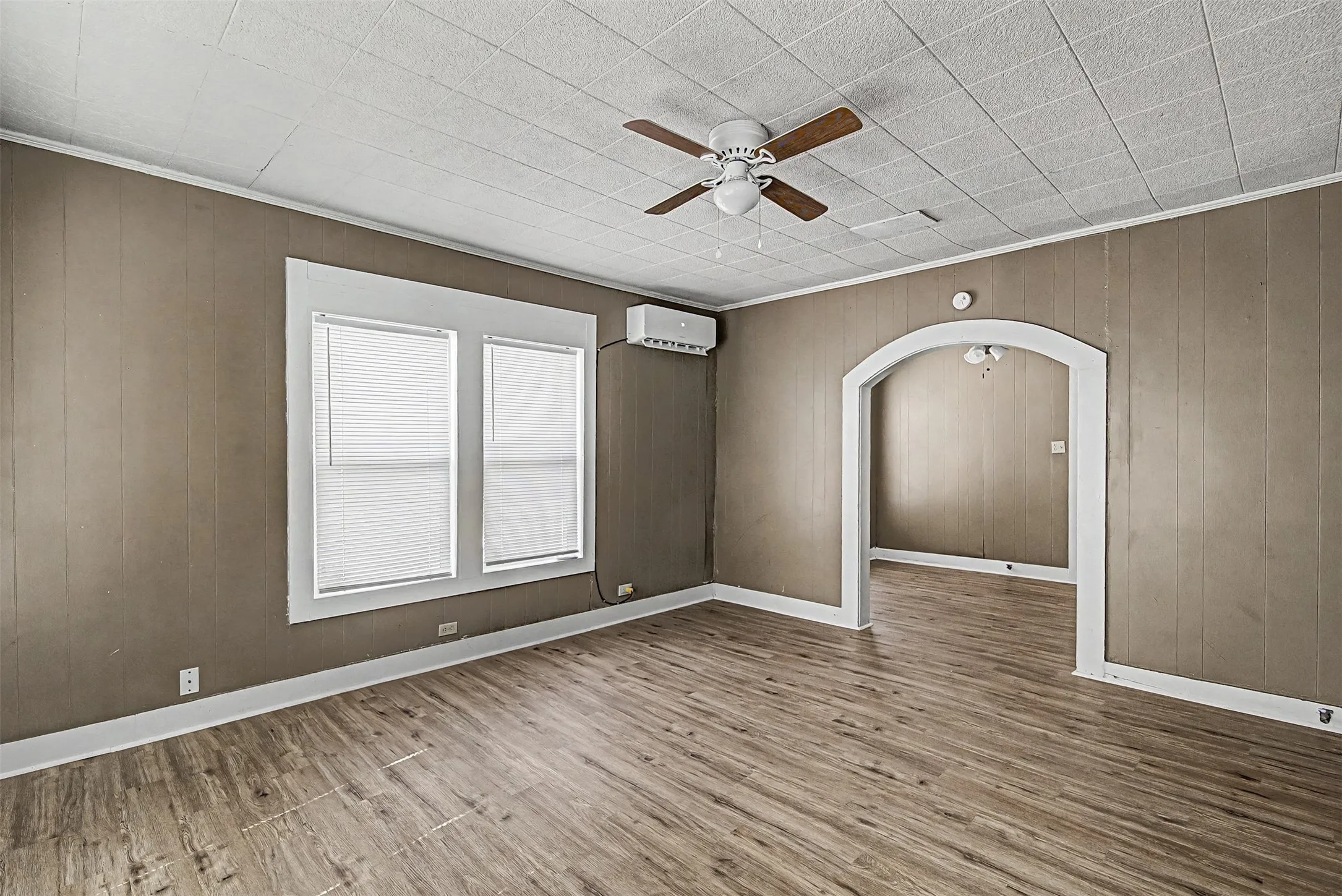 Single Family Residence For Rent in Johnson County , 109 Dallas Avenue A, Cleburne, Texas 76031, 2 Bedroom, 1 Bathroom, Garage spaces, 1,226 Sqft, built in 0, mls#21399690, Real Estate Agent in Cleburne, Homes For Rent in Johnson county, Homes For Rent in Cleburne, Realtor in Cleburne Texas, Real Estate Brokerage Independent Realty Texas, Luminita Cordes Realtor
