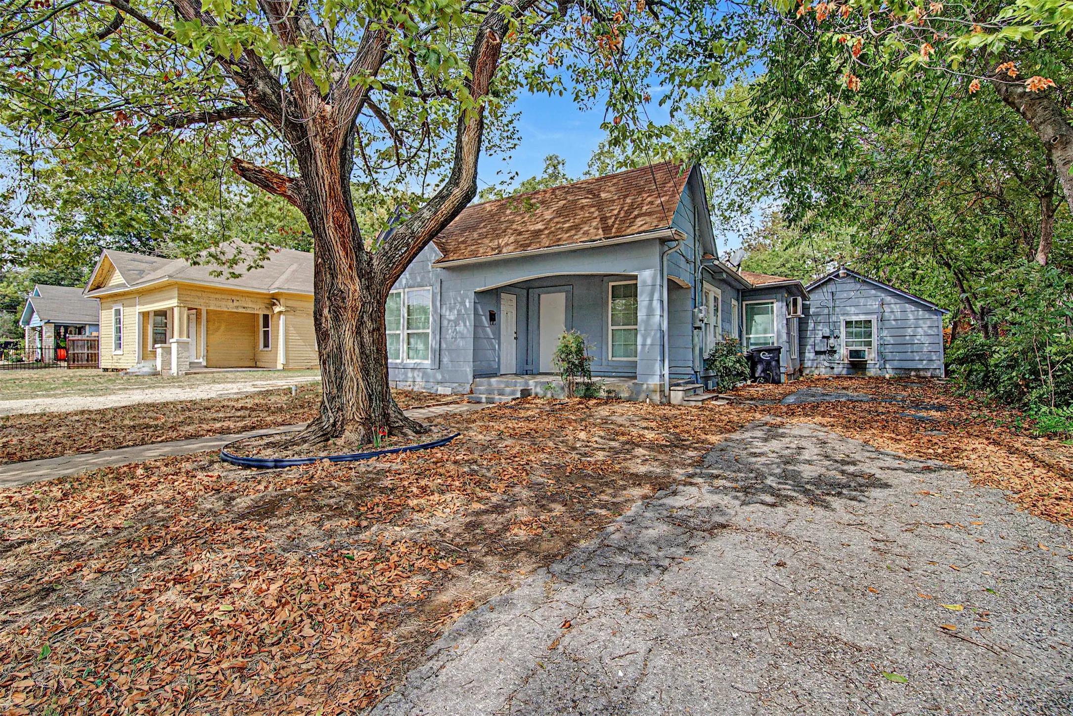 Single Family Residence For Rent in Johnson County , 109 Dallas Avenue A, Cleburne, Texas 76031, 2 Bedroom, 1 Bathroom, Garage spaces, 1,226 Sqft, built in 0, mls#21399690, Real Estate Agent in Cleburne, Homes For Rent in Johnson county, Homes For Rent in Cleburne, Realtor in Cleburne Texas, Real Estate Brokerage Independent Realty Texas, Luminita Cordes Realtor