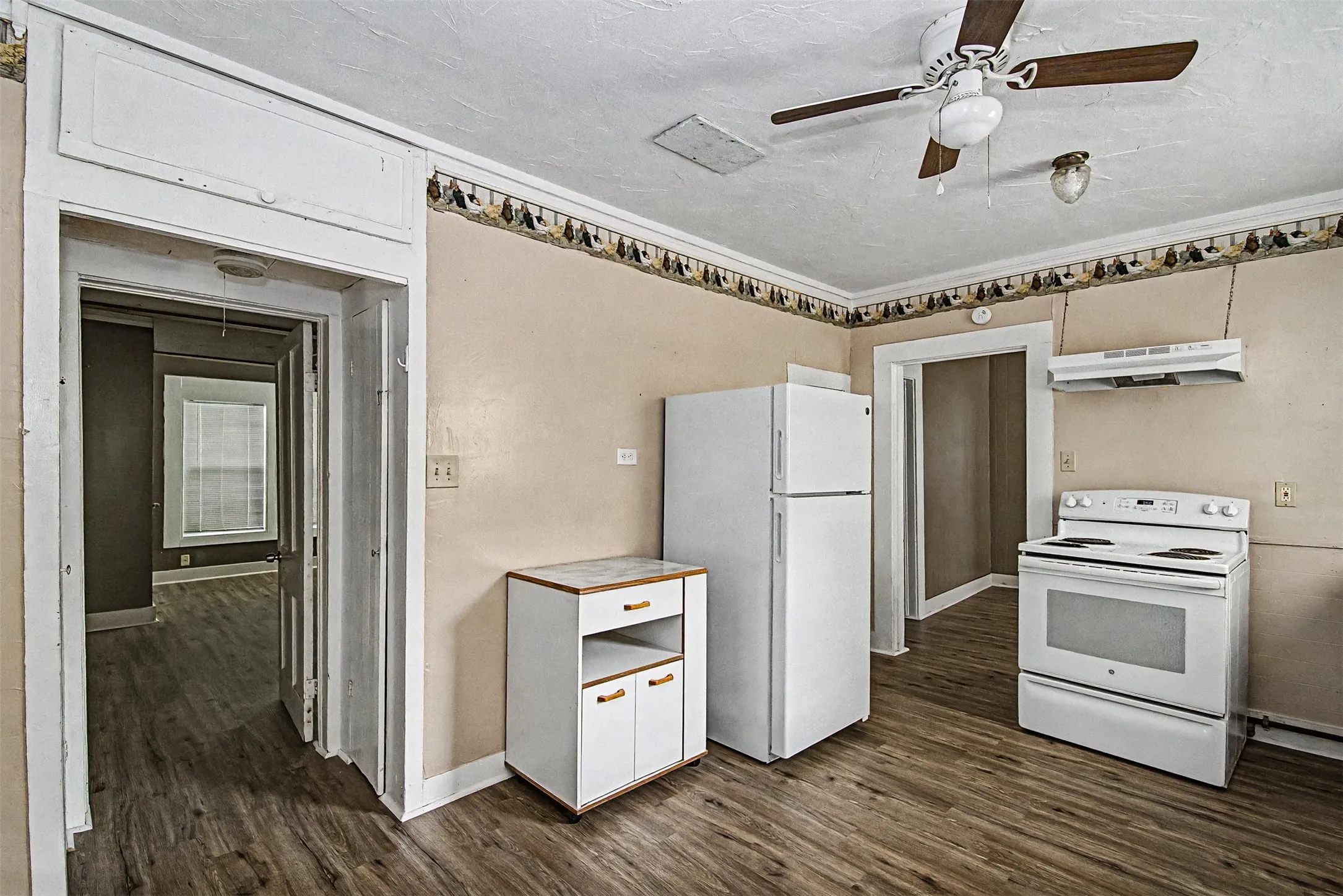 Single Family Residence For Rent in Johnson County , 109 Dallas Avenue A, Cleburne, Texas 76031, 2 Bedroom, 1 Bathroom, Garage spaces, 1,226 Sqft, built in 0, mls#21399690, Real Estate Agent in Cleburne, Homes For Rent in Johnson county, Homes For Rent in Cleburne, Realtor in Cleburne Texas, Real Estate Brokerage Independent Realty Texas, Luminita Cordes Realtor
