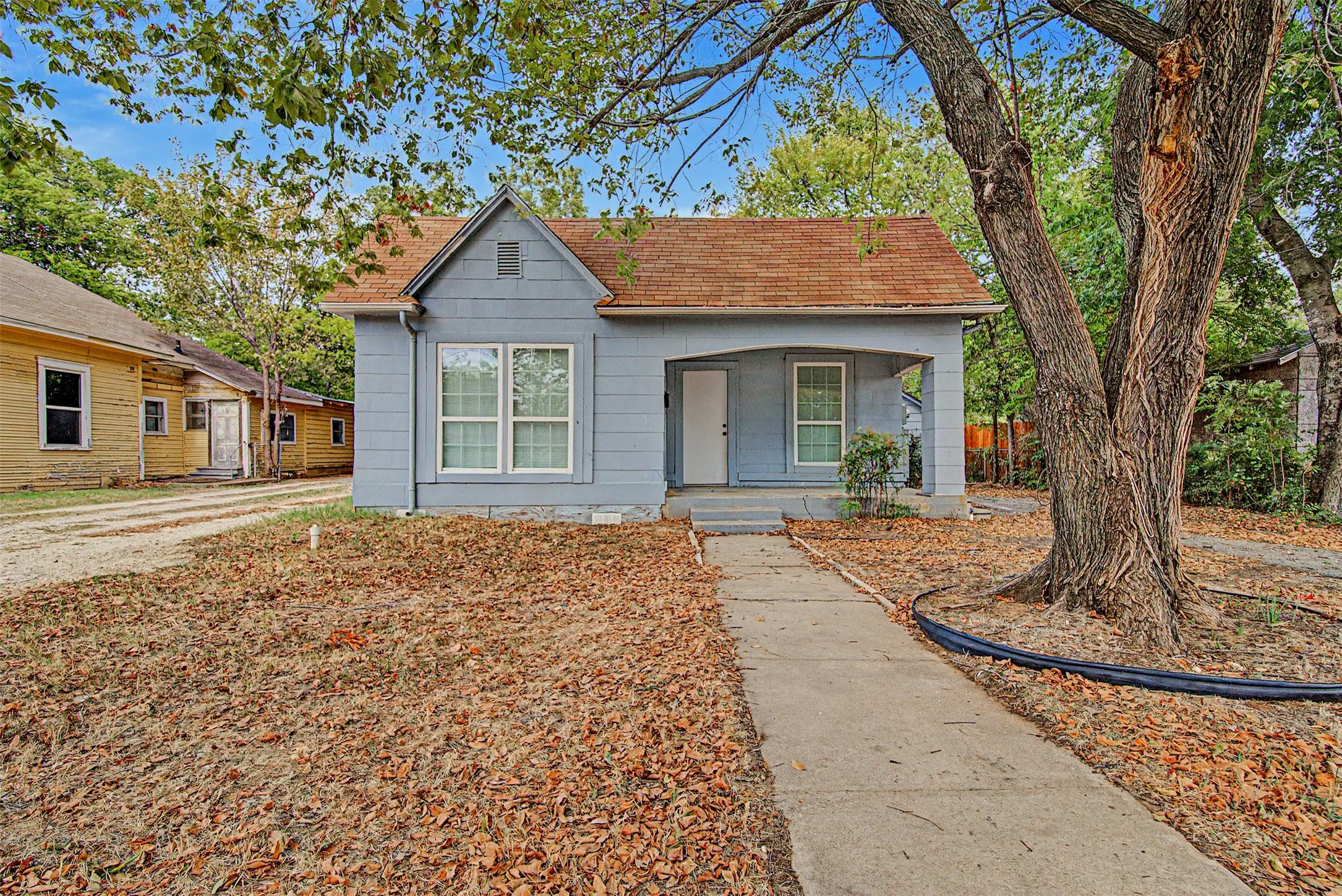 Single Family Residence For Rent in Johnson County , 109 Dallas Avenue A, Cleburne, Texas 76031, 2 Bedroom, 1 Bathroom, Garage spaces, 1,226 Sqft, built in 0, mls#21399690, Real Estate Agent in Cleburne, Homes For Rent in Johnson county, Homes For Rent in Cleburne, Realtor in Cleburne Texas, Real Estate Brokerage Independent Realty Texas, Luminita Cordes Realtor