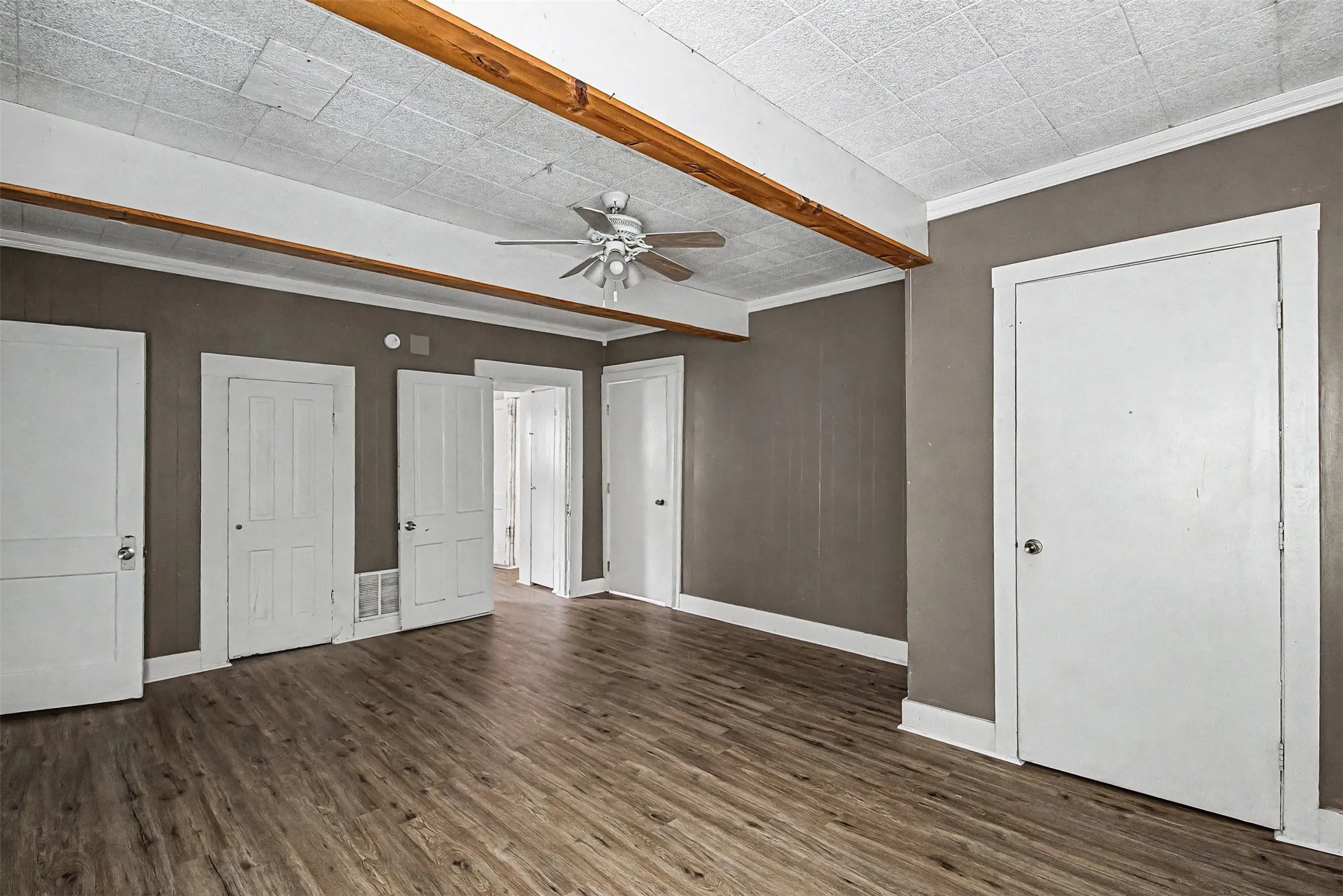 Single Family Residence For Rent in Johnson County , 109 Dallas Avenue A, Cleburne, Texas 76031, 2 Bedroom, 1 Bathroom, Garage spaces, 1,226 Sqft, built in 0, mls#21399690, Real Estate Agent in Cleburne, Homes For Rent in Johnson county, Homes For Rent in Cleburne, Realtor in Cleburne Texas, Real Estate Brokerage Independent Realty Texas, Luminita Cordes Realtor