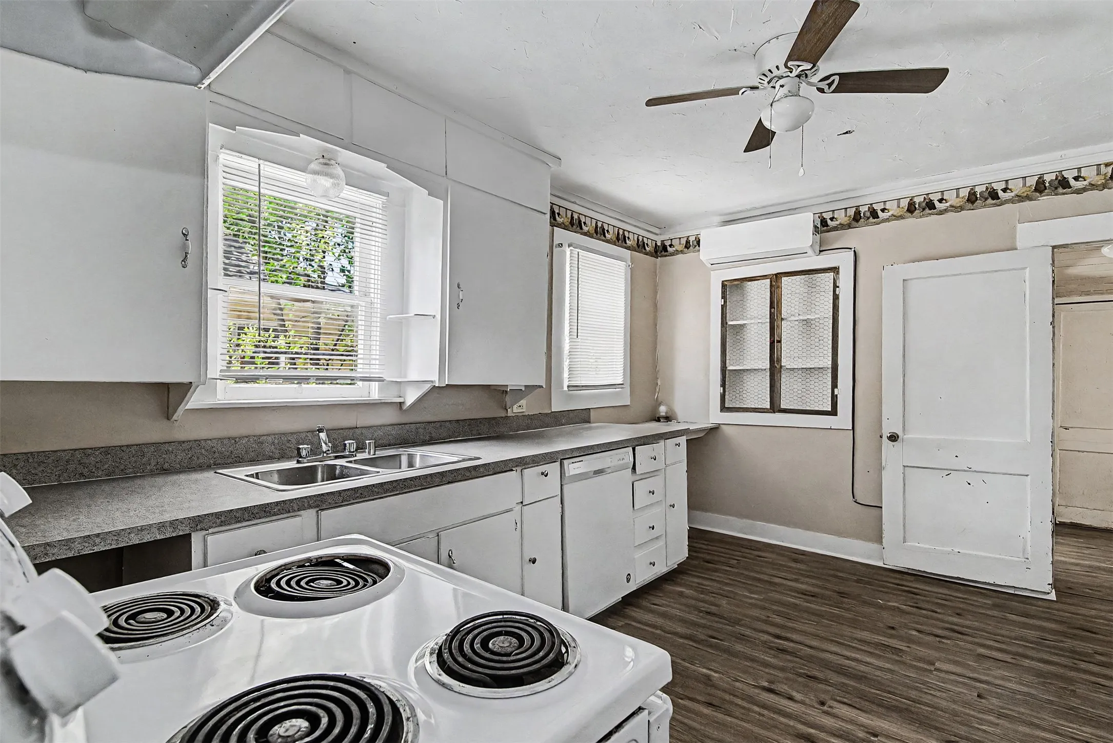 Single Family Residence For Rent in Johnson County , 109 Dallas Avenue A, Cleburne, Texas 76031, 2 Bedroom, 1 Bathroom, Garage spaces, 1,226 Sqft, built in 0, mls#21399690, Real Estate Agent in Cleburne, Homes For Rent in Johnson county, Homes For Rent in Cleburne, Realtor in Cleburne Texas, Real Estate Brokerage Independent Realty Texas, Luminita Cordes Realtor