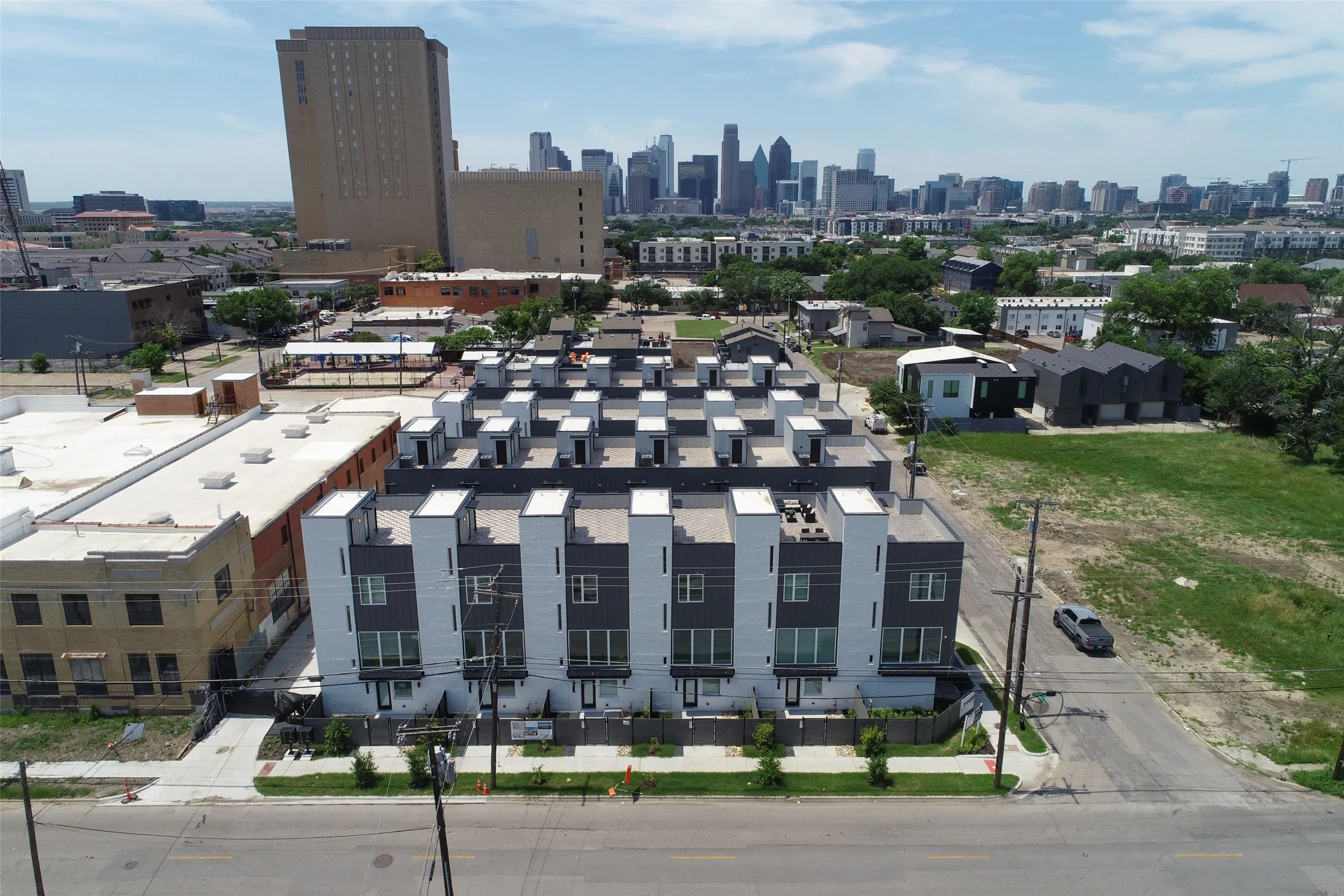 Townhouse For Rent in Dallas County , 1423 N Carroll Avenue, Dallas, Texas 75204, 2 Bedroom, 3 Bathroom, 2 Garage spaces, 1,722 Sqft, built in 2023, mls#21399728, Real Estate Agent in Dallas, Homes For Rent in Dallas county, Homes For Rent in Dallas, Realtor in Dallas Texas, Real Estate Brokerage Independent Realty Texas, Luminita Cordes Realtor