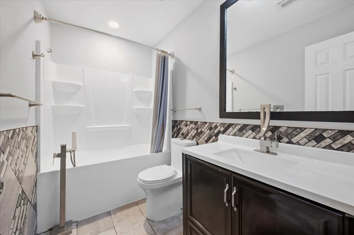 Single Family Residence For Sale in Dallas County , 1206 Oakbluff Drive, Lancaster, Texas 75146, 3 Bedroom, 2 Bathroom, 1 Garage spaces, 1,289 Sqft, built in 1978, mls#21399786, Real Estate Agent in Lancaster, Homes For Sale in Dallas county, Homes For Sale in Lancaster, Realtor in Lancaster Texas, Real Estate Brokerage Independent Realty Texas, Luminita Cordes Realtor