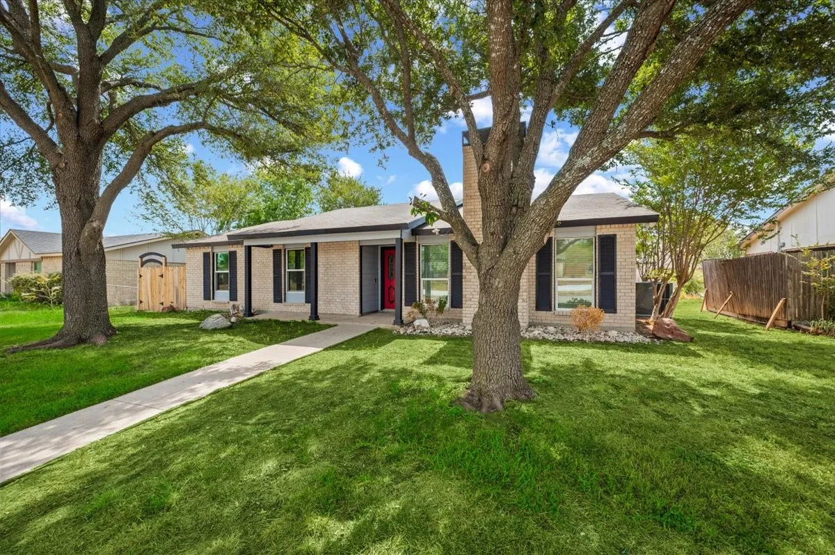 Single Family Residence For Sale in Dallas County , 1206 Oakbluff Drive, Lancaster, Texas 75146, 3 Bedroom, 2 Bathroom, 1 Garage spaces, 1,289 Sqft, built in 1978, mls#21399786, Real Estate Agent in Lancaster, Homes For Sale in Dallas county, Homes For Sale in Lancaster, Realtor in Lancaster Texas, Real Estate Brokerage Independent Realty Texas, Luminita Cordes Realtor