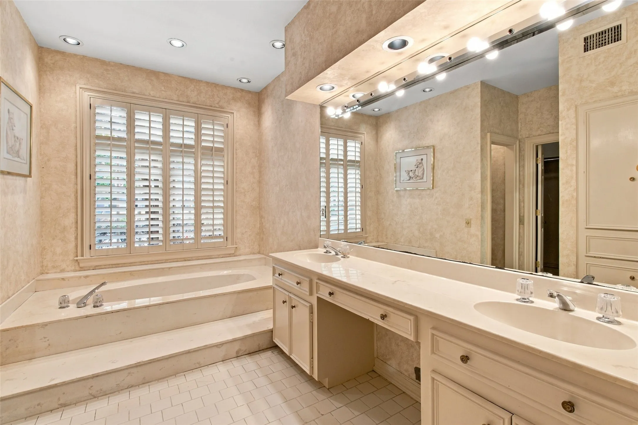 Single Family Residence For Sale in Dallas County , 3645 Mcfarlin Boulevard, University Park, Texas 75205, 3 Bedroom, 4 Bathroom, Garage spaces, 2,173 Sqft, built in 1982, mls#21399446, Real Estate Agent in University Park, Homes For Sale in Dallas county, Homes For Sale in University Park, Realtor in University Park Texas, Real Estate Brokerage Independent Realty Texas, Luminita Cordes Realtor