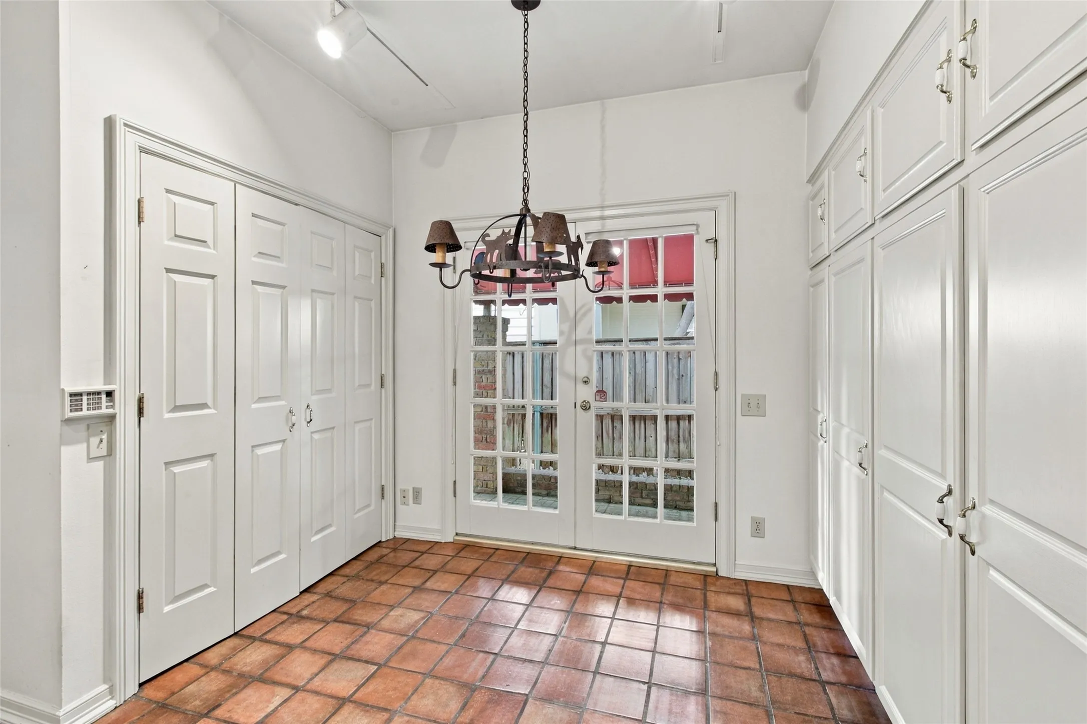 Single Family Residence For Sale in Dallas County , 3645 Mcfarlin Boulevard, University Park, Texas 75205, 3 Bedroom, 4 Bathroom, Garage spaces, 2,173 Sqft, built in 1982, mls#21399446, Real Estate Agent in University Park, Homes For Sale in Dallas county, Homes For Sale in University Park, Realtor in University Park Texas, Real Estate Brokerage Independent Realty Texas, Luminita Cordes Realtor