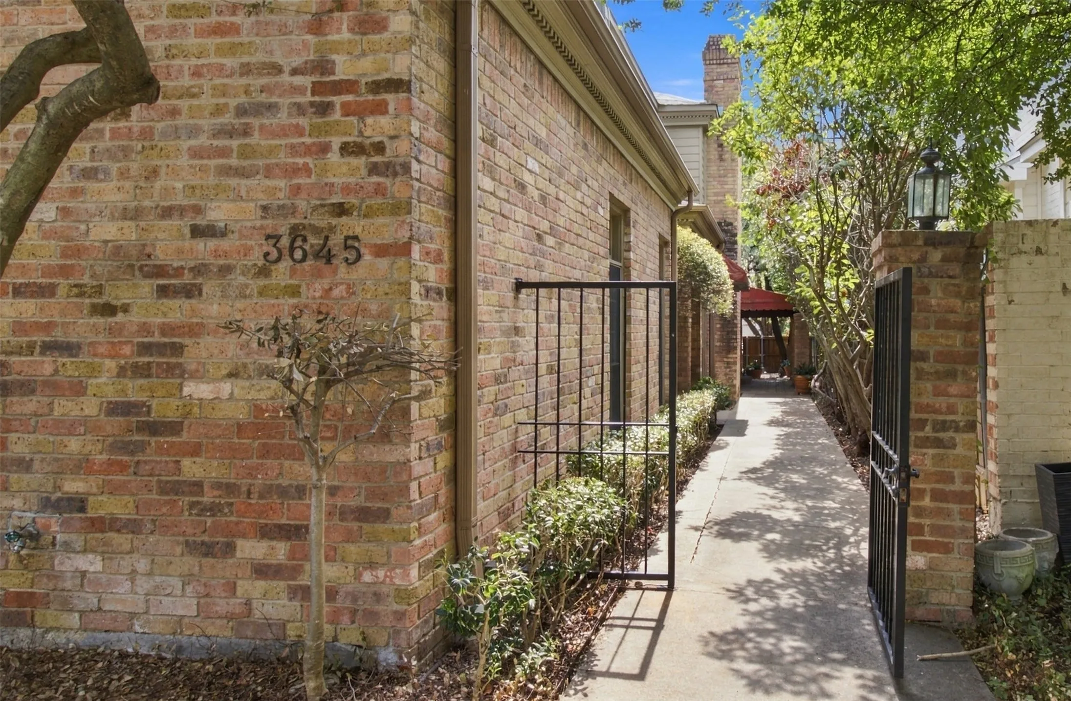 Single Family Residence For Sale in Dallas County , 3645 Mcfarlin Boulevard, University Park, Texas 75205, 3 Bedroom, 4 Bathroom, Garage spaces, 2,173 Sqft, built in 1982, mls#21399446, Real Estate Agent in University Park, Homes For Sale in Dallas county, Homes For Sale in University Park, Realtor in University Park Texas, Real Estate Brokerage Independent Realty Texas, Luminita Cordes Realtor