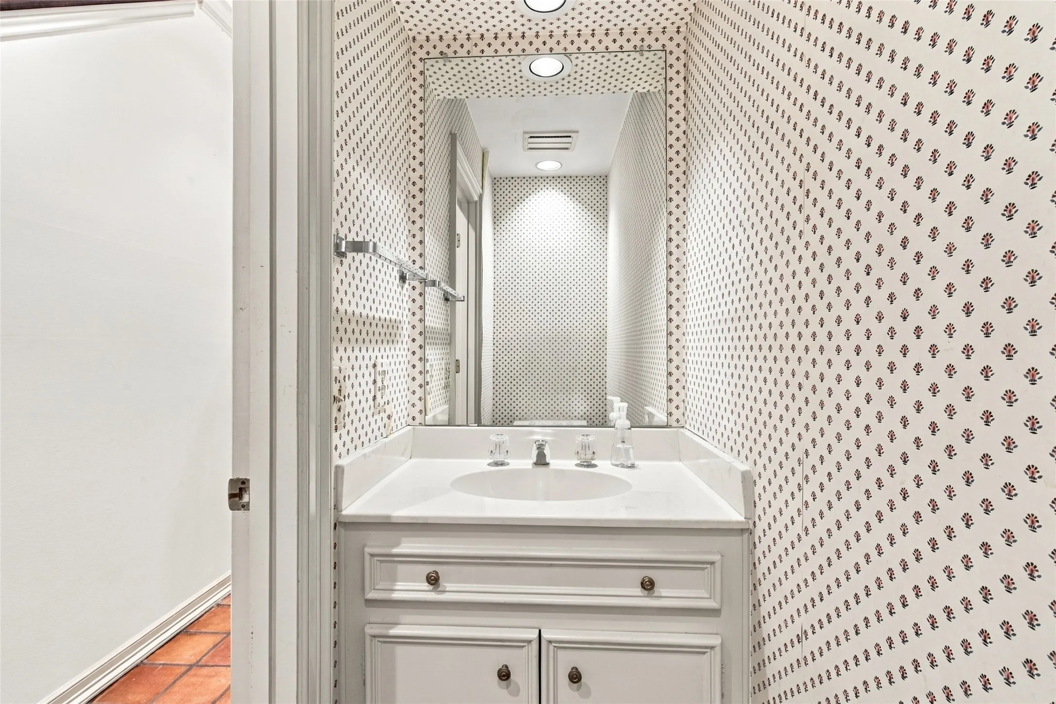 Single Family Residence For Sale in Dallas County , 3645 Mcfarlin Boulevard, University Park, Texas 75205, 3 Bedroom, 4 Bathroom, Garage spaces, 2,173 Sqft, built in 1982, mls#21399446, Real Estate Agent in University Park, Homes For Sale in Dallas county, Homes For Sale in University Park, Realtor in University Park Texas, Real Estate Brokerage Independent Realty Texas, Luminita Cordes Realtor