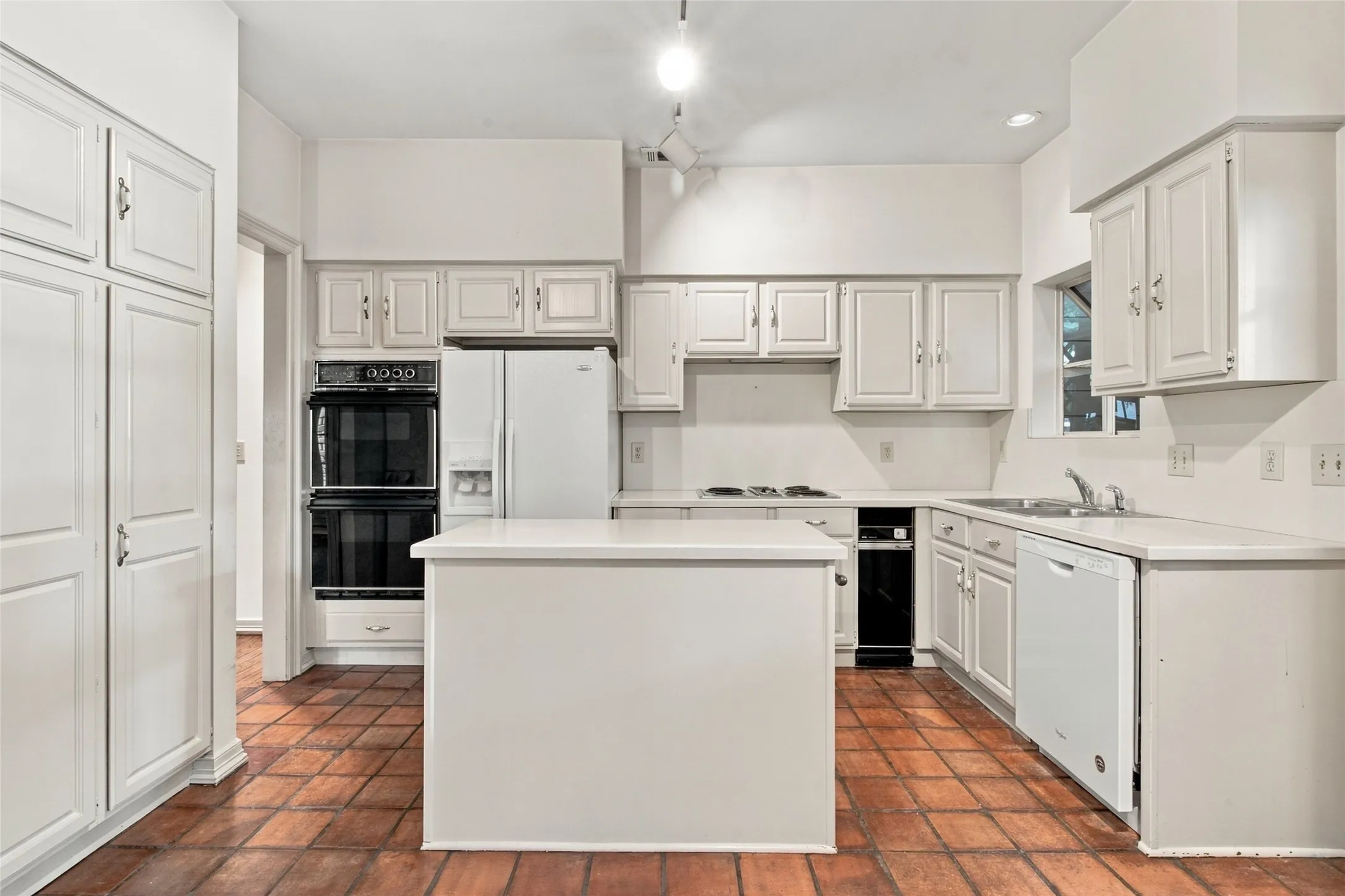 Single Family Residence For Sale in Dallas County , 3645 Mcfarlin Boulevard, University Park, Texas 75205, 3 Bedroom, 4 Bathroom, Garage spaces, 2,173 Sqft, built in 1982, mls#21399446, Real Estate Agent in University Park, Homes For Sale in Dallas county, Homes For Sale in University Park, Realtor in University Park Texas, Real Estate Brokerage Independent Realty Texas, Luminita Cordes Realtor