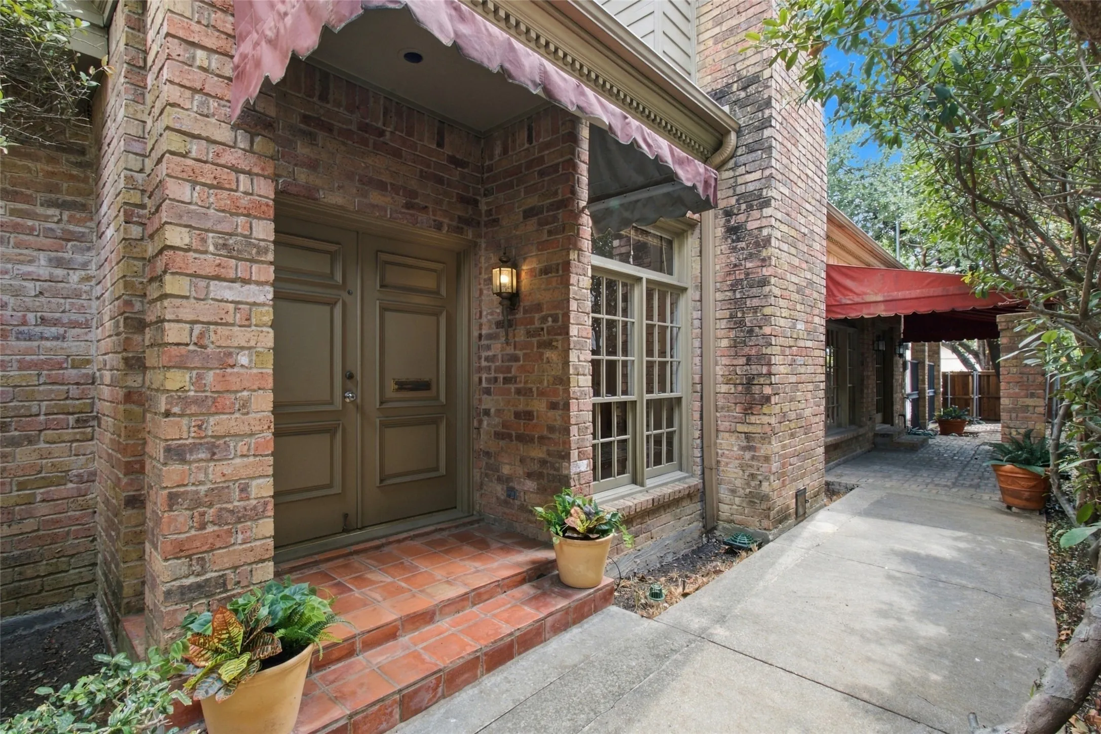 Single Family Residence For Sale in Dallas County , 3645 Mcfarlin Boulevard, University Park, Texas 75205, 3 Bedroom, 4 Bathroom, Garage spaces, 2,173 Sqft, built in 1982, mls#21399446, Real Estate Agent in University Park, Homes For Sale in Dallas county, Homes For Sale in University Park, Realtor in University Park Texas, Real Estate Brokerage Independent Realty Texas, Luminita Cordes Realtor