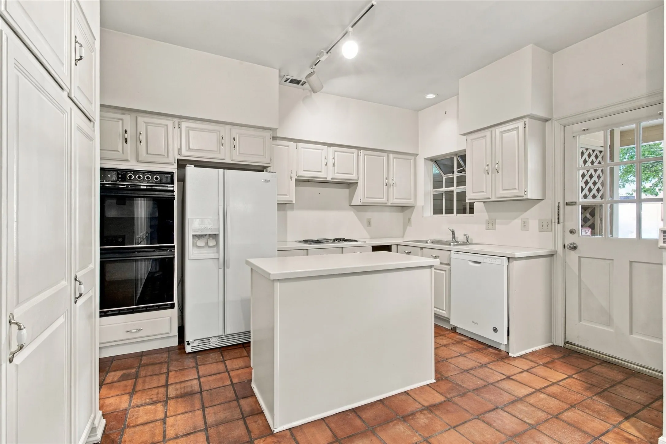 Single Family Residence For Sale in Dallas County , 3645 Mcfarlin Boulevard, University Park, Texas 75205, 3 Bedroom, 4 Bathroom, Garage spaces, 2,173 Sqft, built in 1982, mls#21399446, Real Estate Agent in University Park, Homes For Sale in Dallas county, Homes For Sale in University Park, Realtor in University Park Texas, Real Estate Brokerage Independent Realty Texas, Luminita Cordes Realtor