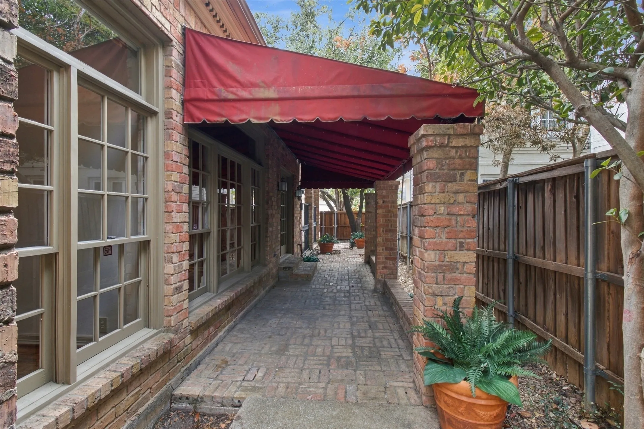 Single Family Residence For Sale in Dallas County , 3645 Mcfarlin Boulevard, University Park, Texas 75205, 3 Bedroom, 4 Bathroom, Garage spaces, 2,173 Sqft, built in 1982, mls#21399446, Real Estate Agent in University Park, Homes For Sale in Dallas county, Homes For Sale in University Park, Realtor in University Park Texas, Real Estate Brokerage Independent Realty Texas, Luminita Cordes Realtor