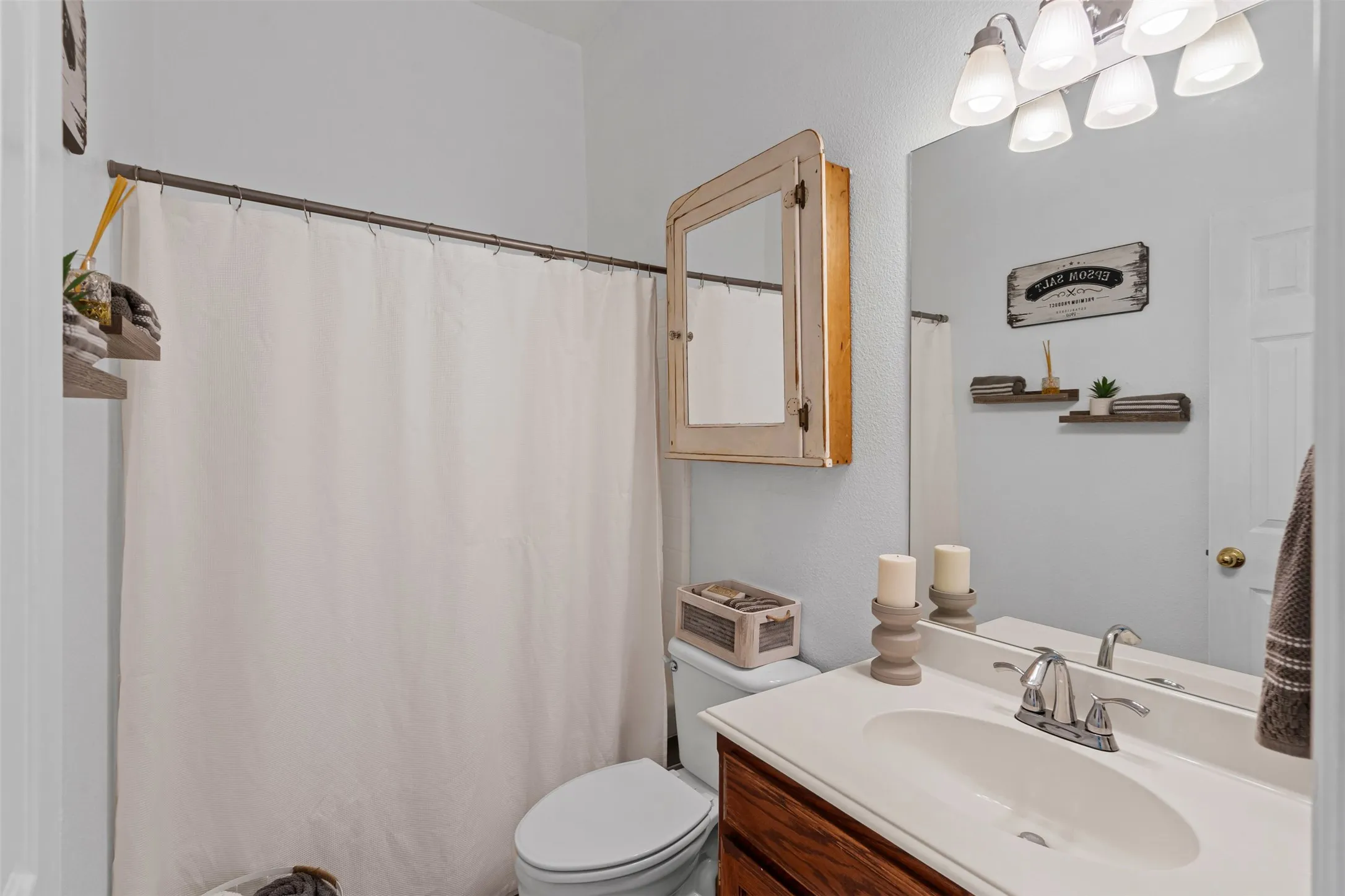 Single Family Residence For Sale in Parker County , 221 Whitestone Way, Weatherford, Texas 76085, 3 Bedroom, 2 Bathroom, 2 Garage spaces, 1,707 Sqft, built in 2002, mls#21397647, Real Estate Agent in Weatherford, Homes For Sale in Parker county, Homes For Sale in Weatherford, Realtor in Weatherford Texas, Real Estate Brokerage Independent Realty Texas, Luminita Cordes Realtor