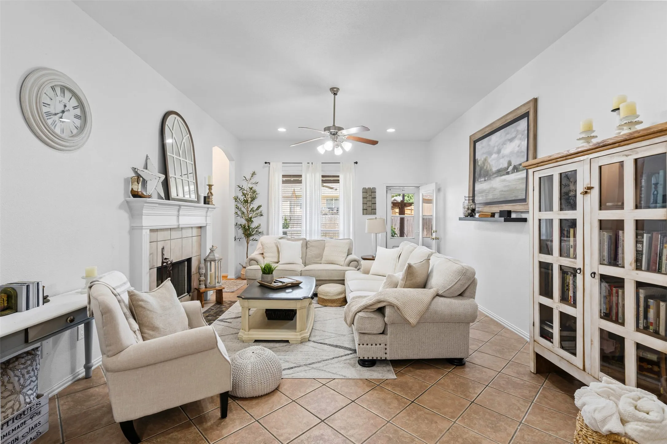 Single Family Residence For Sale in Parker County , 221 Whitestone Way, Weatherford, Texas 76085, 3 Bedroom, 2 Bathroom, 2 Garage spaces, 1,707 Sqft, built in 2002, mls#21397647, Real Estate Agent in Weatherford, Homes For Sale in Parker county, Homes For Sale in Weatherford, Realtor in Weatherford Texas, Real Estate Brokerage Independent Realty Texas, Luminita Cordes Realtor
