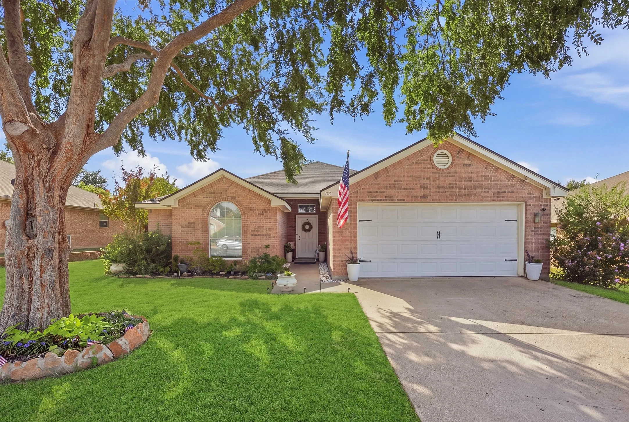 Single Family Residence For Sale in Parker County , 221 Whitestone Way, Weatherford, Texas 76085, 3 Bedroom, 2 Bathroom, 2 Garage spaces, 1,707 Sqft, built in 2002, mls#21397647, Real Estate Agent in Weatherford, Homes For Sale in Parker county, Homes For Sale in Weatherford, Realtor in Weatherford Texas, Real Estate Brokerage Independent Realty Texas, Luminita Cordes Realtor