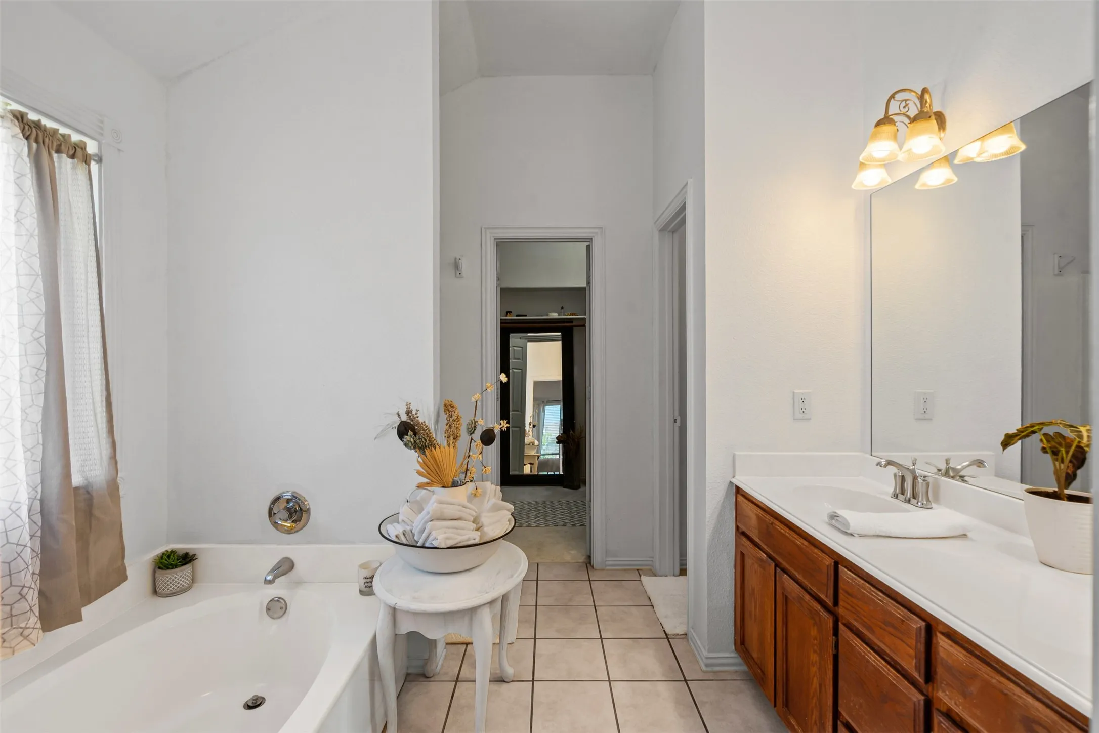 Single Family Residence For Sale in Parker County , 221 Whitestone Way, Weatherford, Texas 76085, 3 Bedroom, 2 Bathroom, 2 Garage spaces, 1,707 Sqft, built in 2002, mls#21397647, Real Estate Agent in Weatherford, Homes For Sale in Parker county, Homes For Sale in Weatherford, Realtor in Weatherford Texas, Real Estate Brokerage Independent Realty Texas, Luminita Cordes Realtor