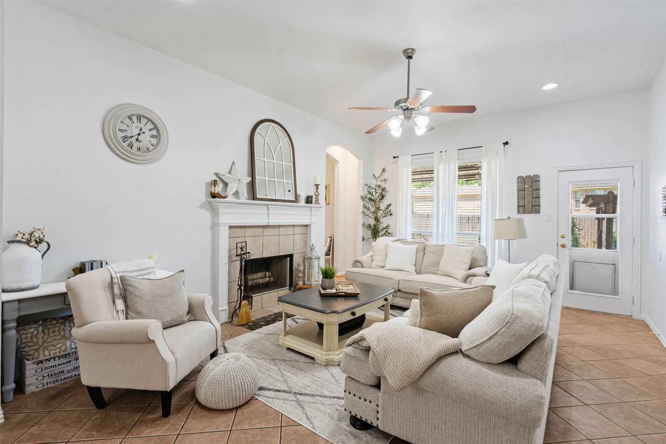 Single Family Residence For Sale in Parker County , 221 Whitestone Way, Weatherford, Texas 76085, 3 Bedroom, 2 Bathroom, 2 Garage spaces, 1,707 Sqft, built in 2002, mls#21397647, Real Estate Agent in Weatherford, Homes For Sale in Parker county, Homes For Sale in Weatherford, Realtor in Weatherford Texas, Real Estate Brokerage Independent Realty Texas, Luminita Cordes Realtor